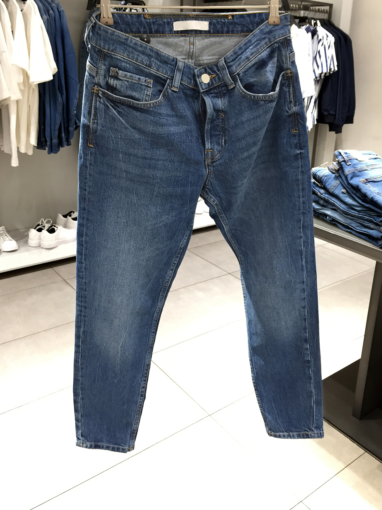 写一个团购牛仔裤营销文案特色强调产品举例介绍价格详细金额说明售后服务增值服务