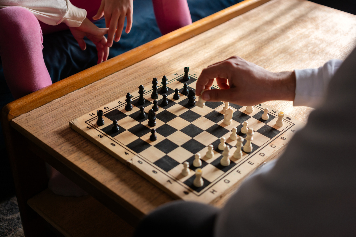 盒子里有42颗棋子两人轮流抓取一定数量的棋子每次只能抓1、3或者5个棋子谁先没棋子抓谁输若两人都很聪明则：A先抓的人必输 B先抓的人第一次抓5颗必赢 C先抓的人第一次抓1颗必赢 D先抓的人第一次抓3颗必赢