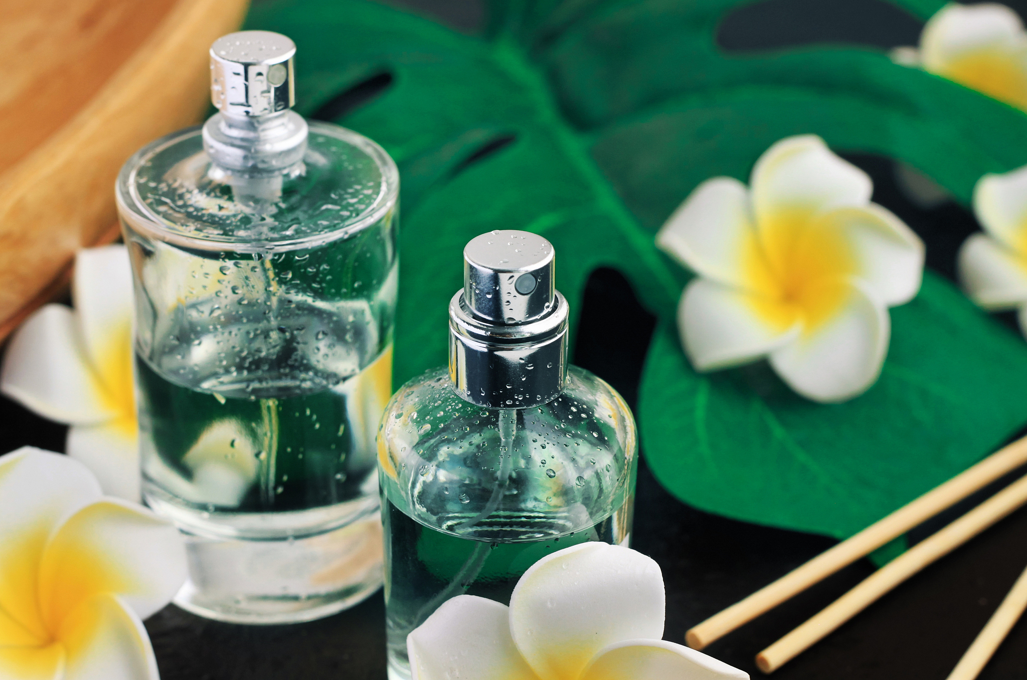 香调 Fragrance：花香木质调 floral woody tone前调 Top note：茶叶 Tea 醛 Aldehyde 香柠檬 Bergamot 薰衣草 Lavende 肉豆蔻 Nutmeg 橙花 Neroli 橘子 orange 中调 Middle tone：胡椒 鸢尾花 愈创木 巴西红木 芫荽 仙客来 小豆蔻 康乃馨 天竺葵后调After tone：麝香 香根草 雪松 橡木