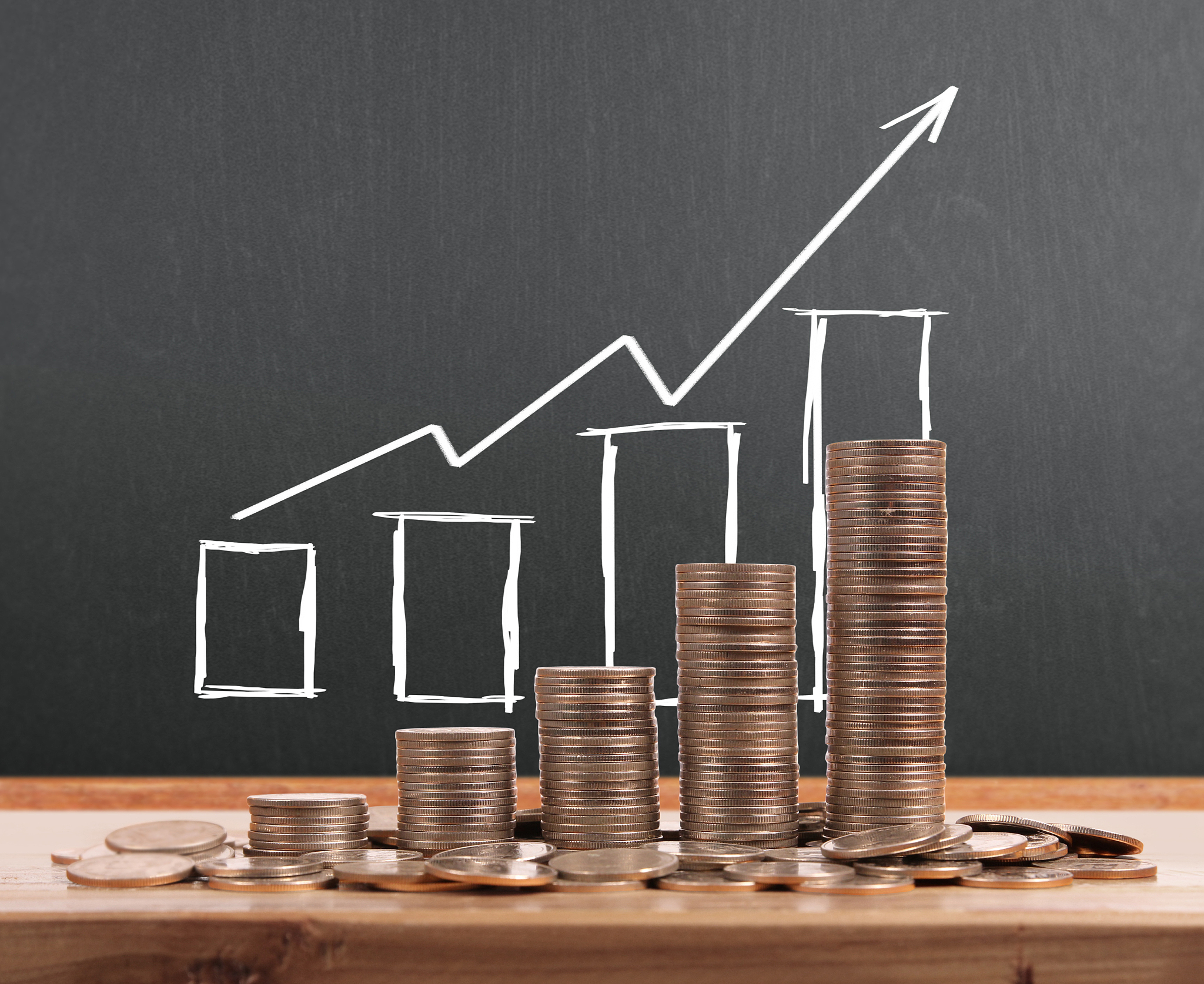 设纽约市场上美元年利率为8伦敦市场上英镑年利率为6纽约外汇市场上即期汇率为1英镑=1472514735美元3个月英镑升水为30-50点求：1三个月的远期汇率；2若一个投资者拥有1万英镑投资于纽约市场采用掉期交易来规避外汇风险应如何操作？3比较2中的投资方案与直接投资于伦敦市场的两种情况哪一种方案获利更多？