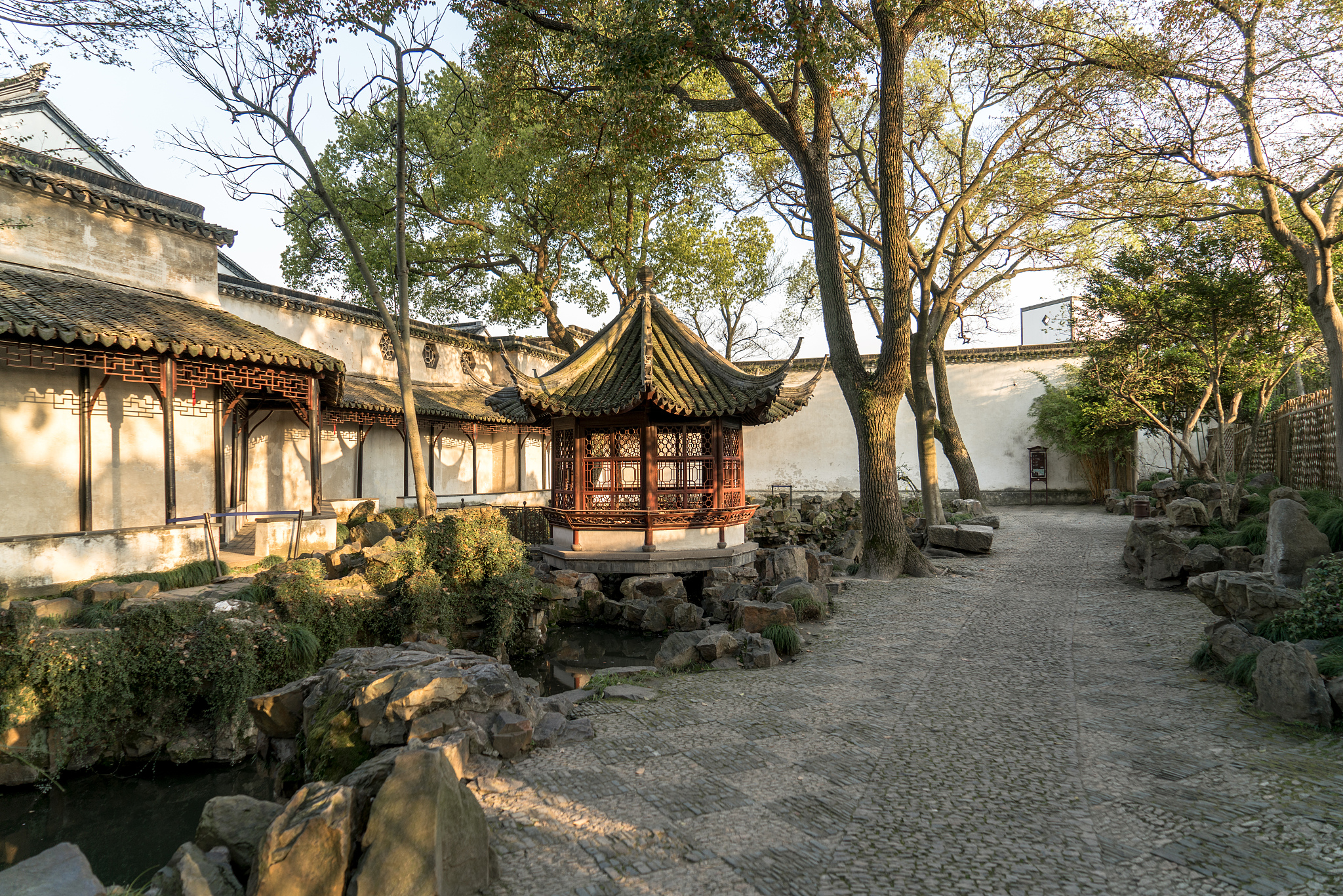 中国传统园林建筑设计理念探究：天人合一与意境之美