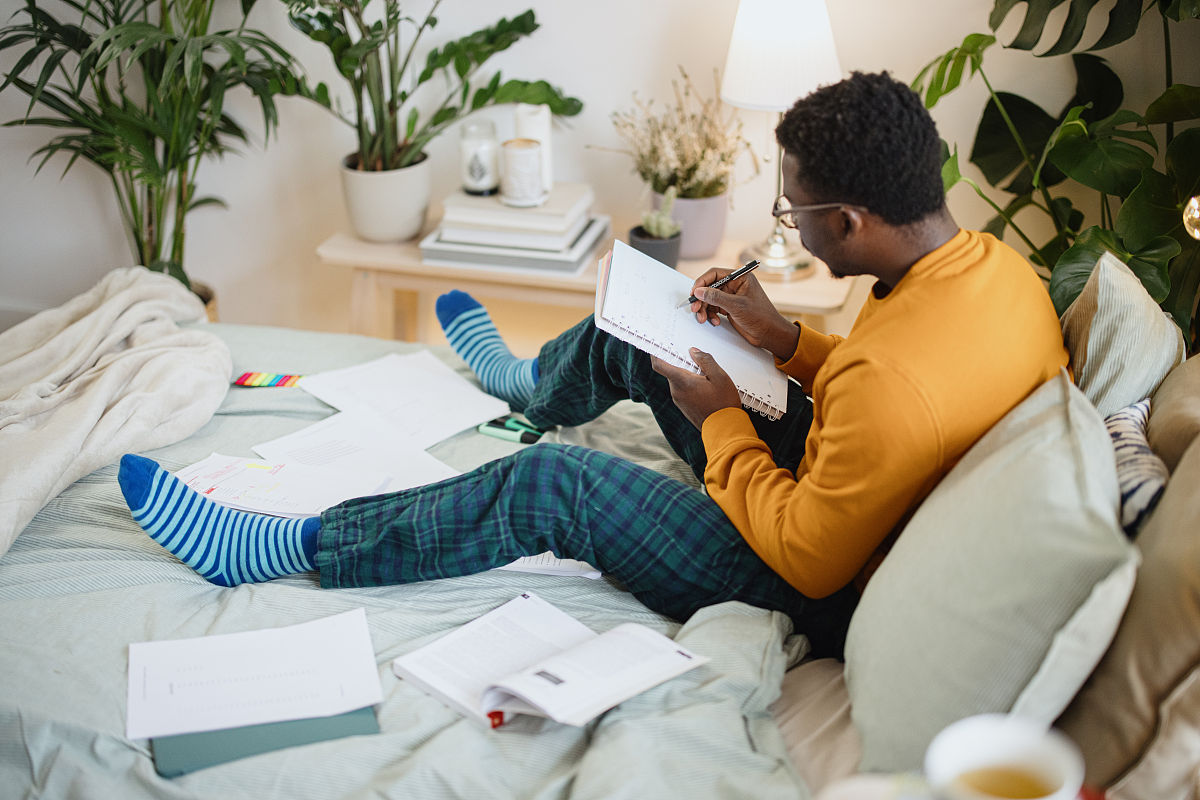 多选题请详细回答：逻辑判断中原因解释的根本要求是A原因永远在结果之前B原因与结果之间应该有必然性的联系C原因不必在结果之前D原因与结果要同时存在