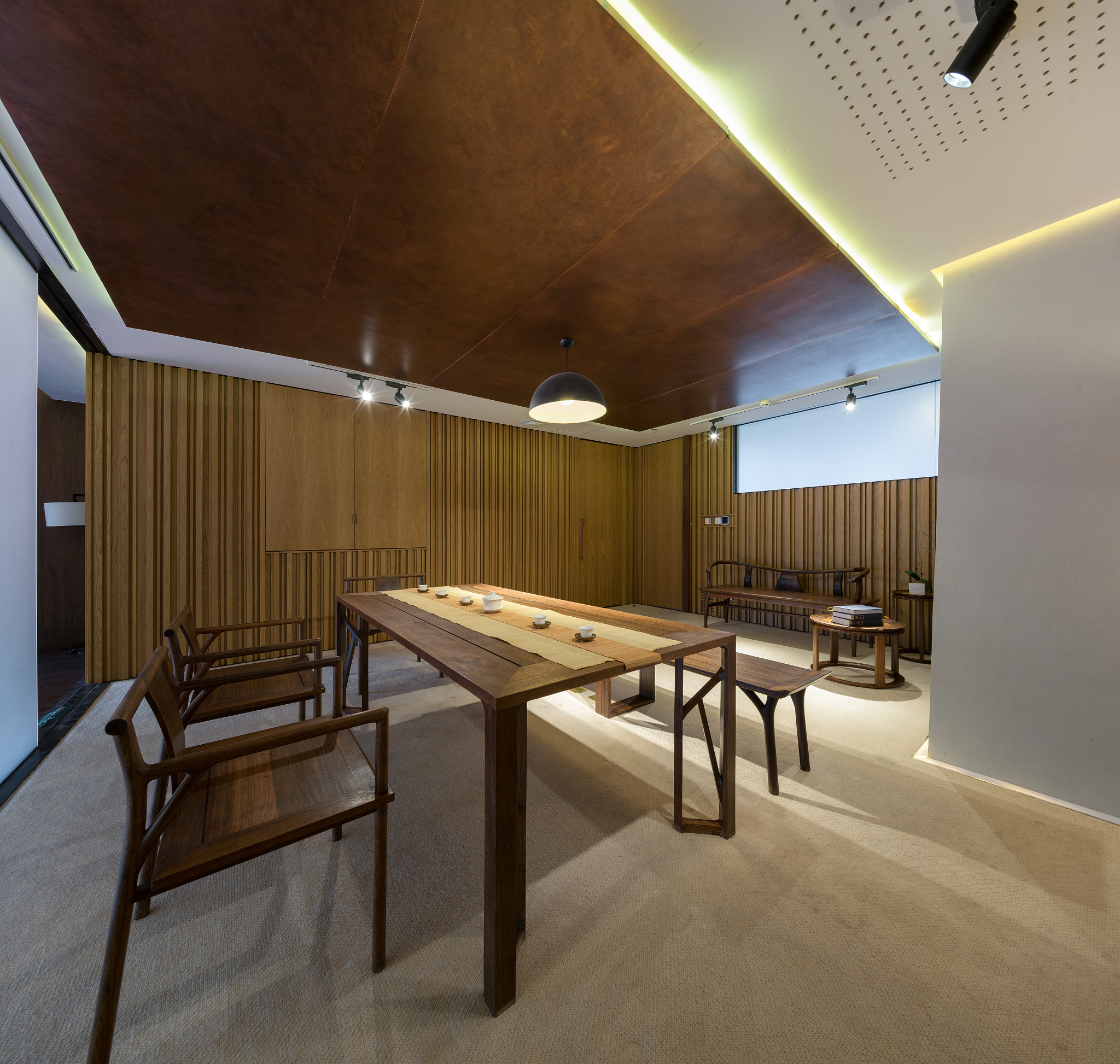 请改写以下段落让用词更准确、内容更加饱满：1思想觉悟。室内空间设计课程要培养学生正确的思想观念和价值观念提高学生的思想觉悟和思想品质。 2道德情操。室内空间设计课程要培养学生高尚的道德情操和道德理念提高学生的道德素质和道德自觉。 3社会责任。室内空间设计课程要培养学生的社会责任感和社会担当使学生具备为社会作出贡献的意识和能力。