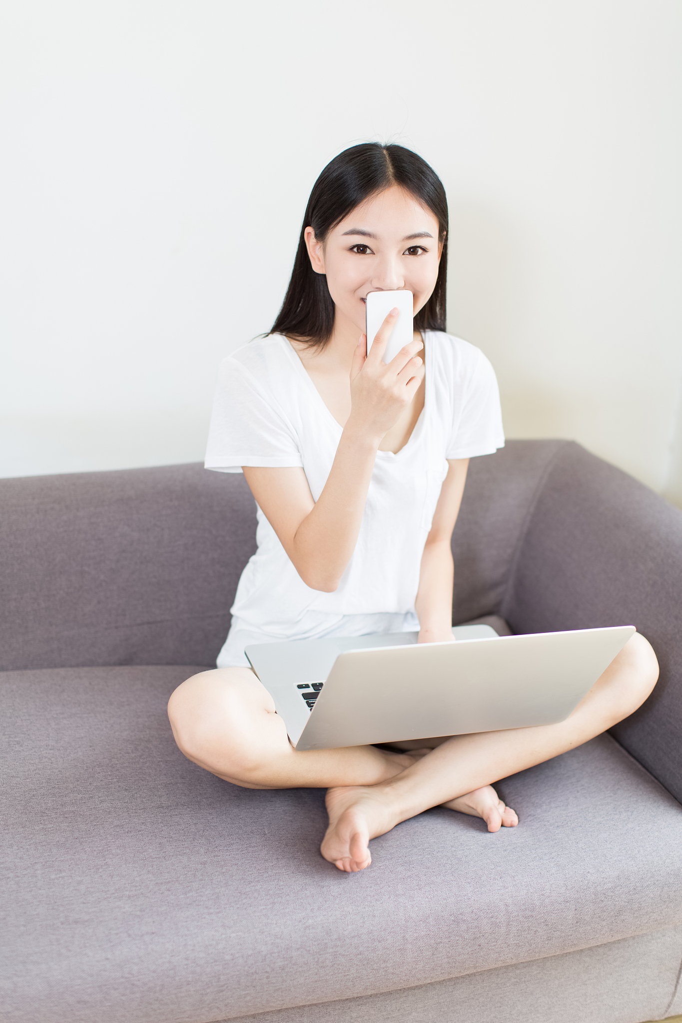 年轻女人在家轻松办公和学习