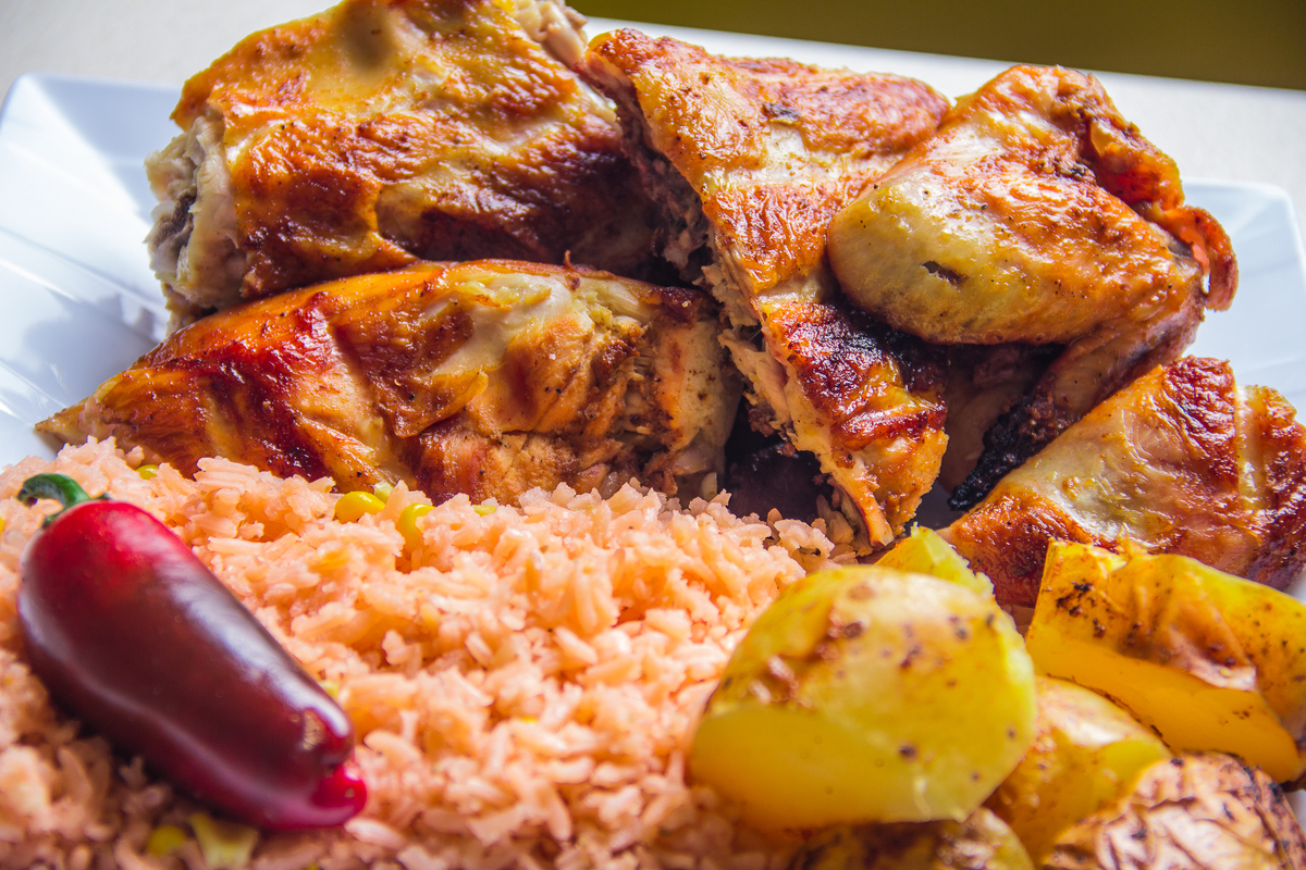 请举例说明同一种菜名的不同英译方法并进行详细的对比