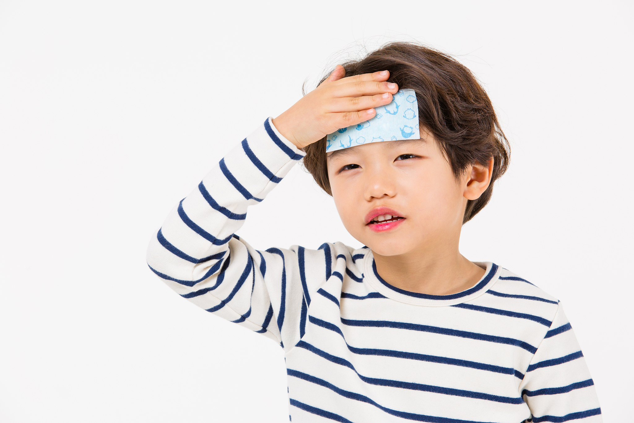 宝宝发烧降温妙招：额头、颈部等位置擦拭效果佳