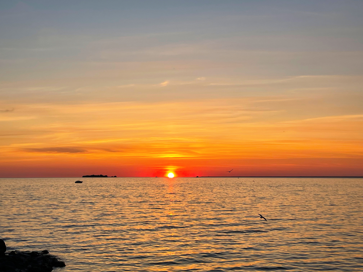 海边追日落：古诗续写，追梦之旅