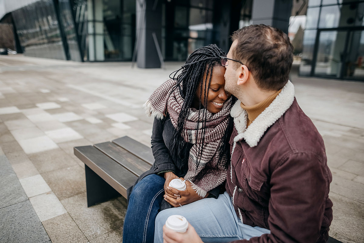 探秘甜蜜爱情：如何采访恩爱情侣并揭秘爱情秘诀