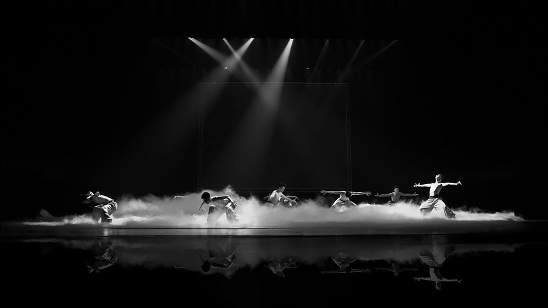 你是一位很有创意与才华的舞蹈编剧请帮我创作出世界上最优秀有创意结局运用留白方式且能让观众共情引起反思的一个舞剧剧本包括服装道具妆容。形式运用中国山水画呈现山水画的视觉盛宴。用现代舞。