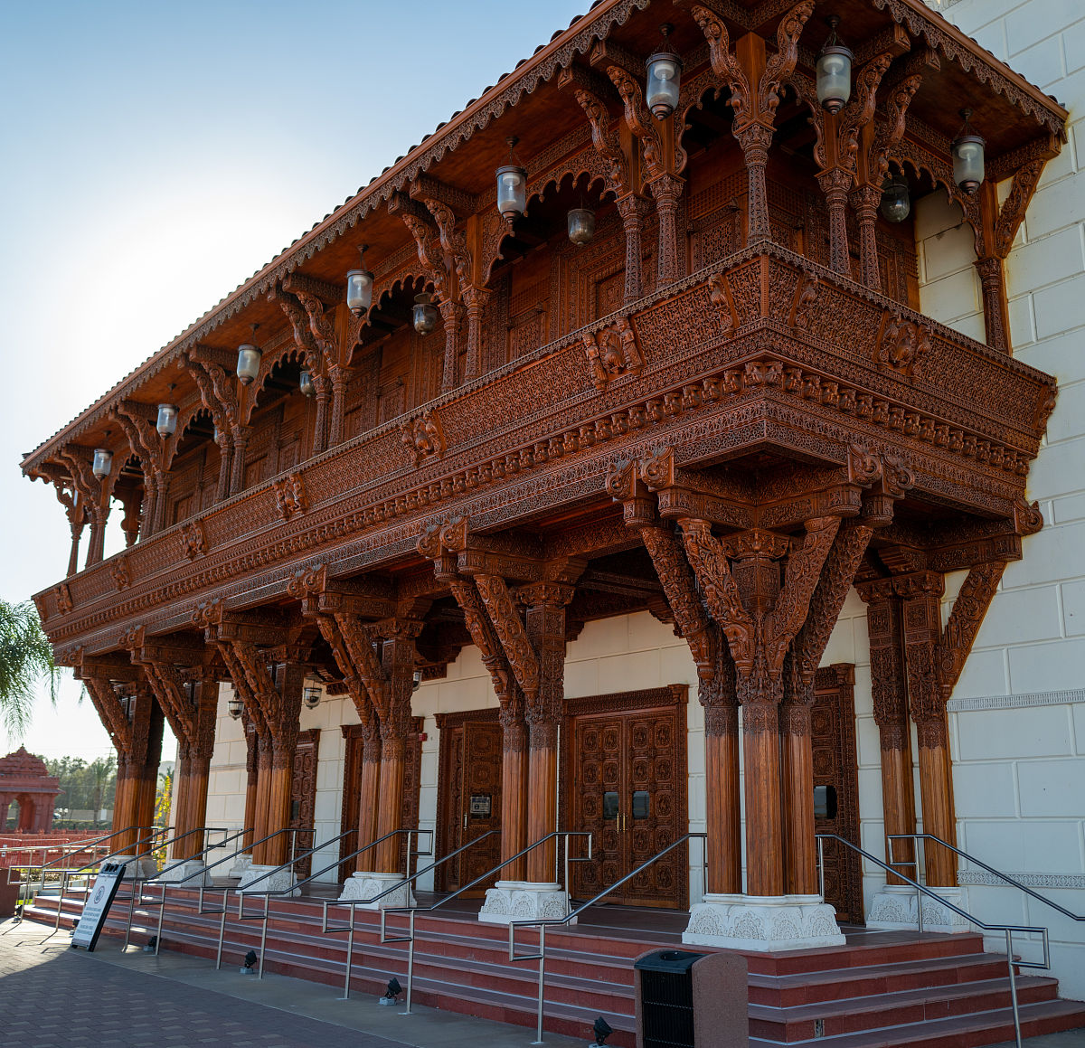 写英文的分点提纲1宗教对中国建筑的影响以佛教为例佛教在汉代传入中国随之而来的便是佛寺、佛塔、石窟等佛教建筑。佛教建筑在初期受到印度影响的同时很快就开始了中国化的过程。南亚次大陆的塔窣堵波是由台基、覆钵、宝相轮等几部分组成的实心建筑。它随佛教入中原时汉族本土的木结构建筑体系已经形成积累了丰富的工程技术和艺术意匠经验建成了楼阁式的木结构塔。佛教建筑在中国化的同时也对中国本土建筑产生了重要影响。受佛教影