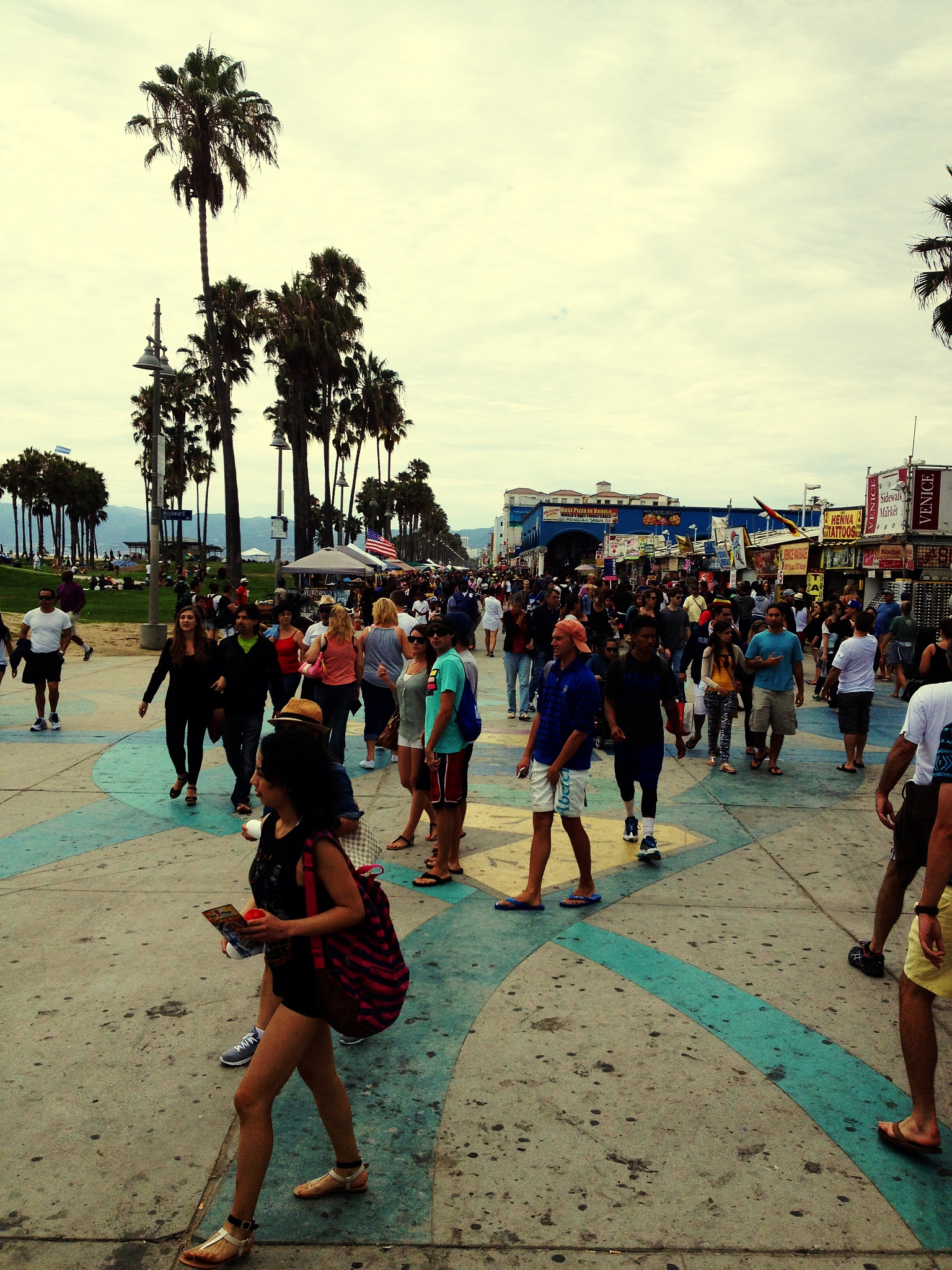 在菲律宾旅行遇到了小女孩在马路卖冰棍描述更多的细节并表达出我是一个非常有爱心的人