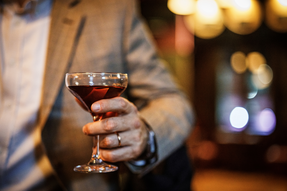 男人爱喝酒的原因及影响：正面与负面分析