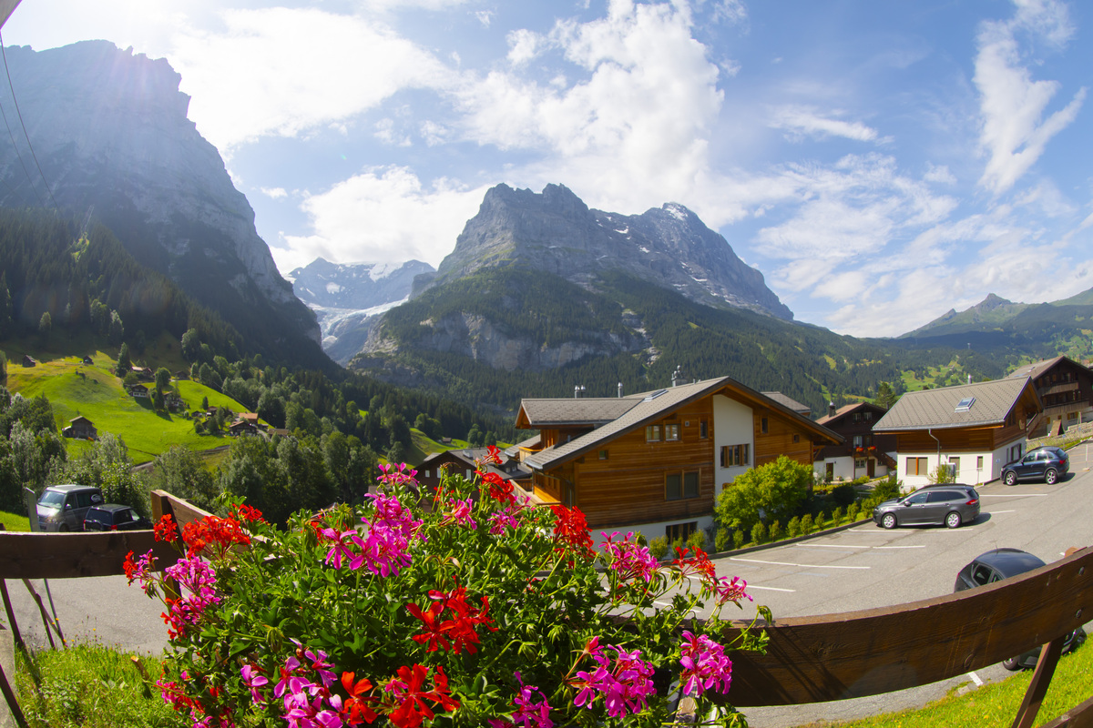 因特拉肯小镇：瑞士阿尔卑斯山脉的户外运动天堂