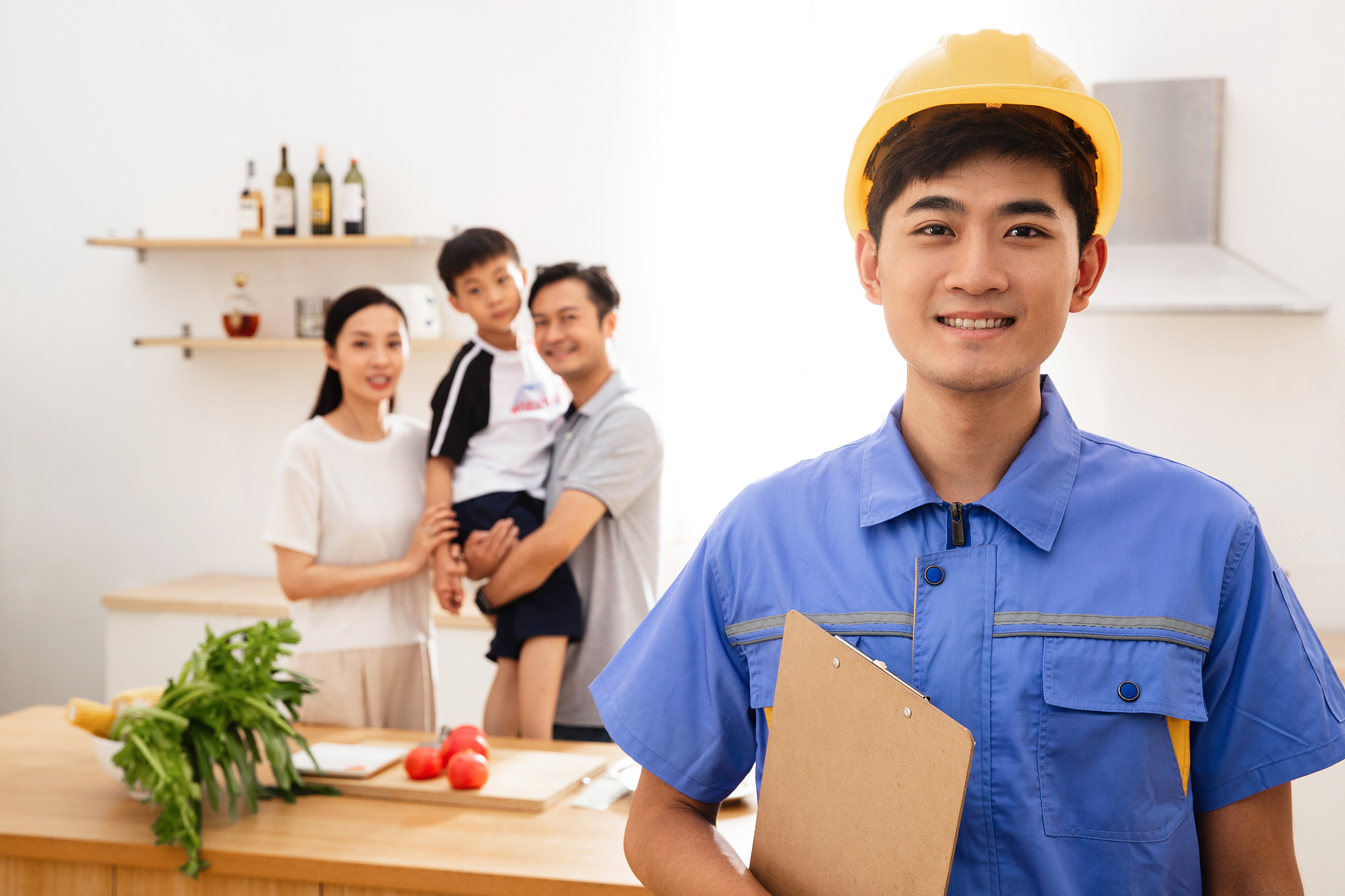 初识村田忠嗣先生是在2014年10月盛和塾在青岛举办的公开学习会上。当时村田先生以日本资深会计师、盛和塾义务讲师的身份给塾生们讲课。时值稻盛和夫经营学在中国正式推广五年越来越多的经营者被这种以利他经营以心为本追求企业全体员工物心双幸福为核心的经营理念及体系吸引纷纷参与到稻盛经营学的学习中。村田忠嗣先生在中国的经营十二条讲座理论扎实源于实践。在讲座中他每每溯本清源抓住人生及经营的本质讲解并分享了非常