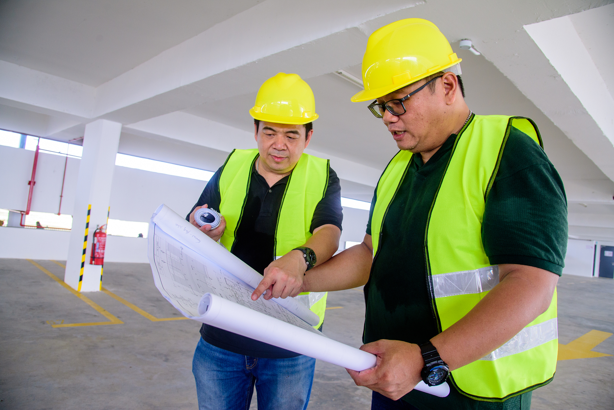 engineer and contractor having brief meeting on construction sit