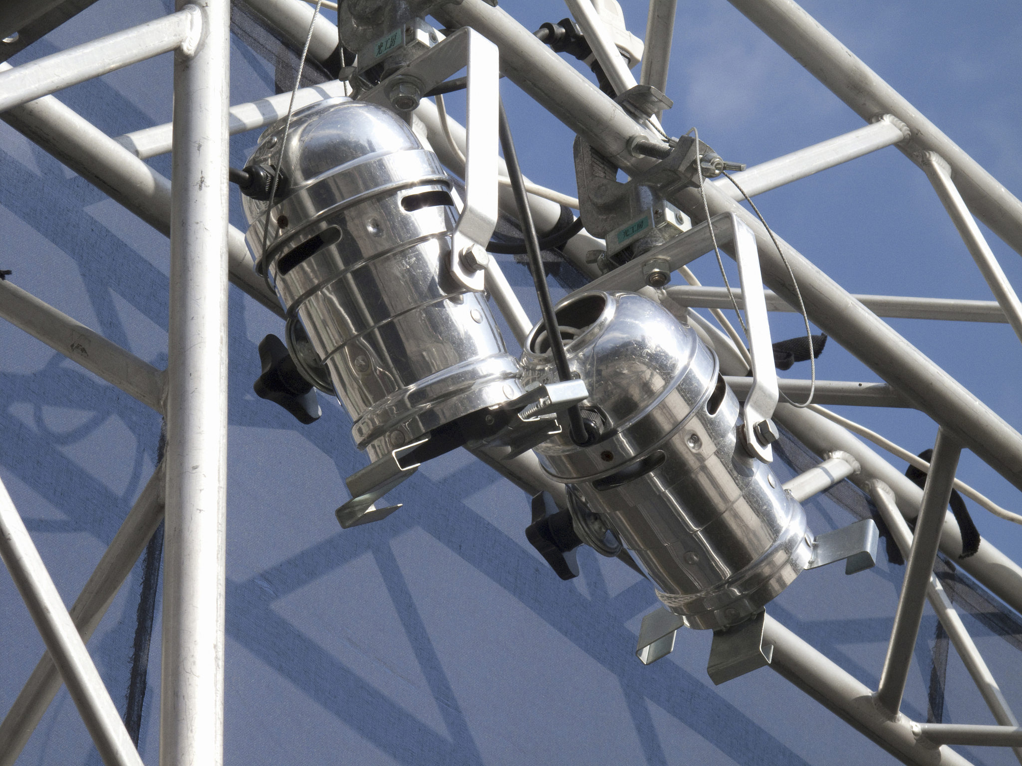 翻译研究了不同因素对进给系统热误差的影响规律。研究了电主轴发热对X向进给系统定位误差测量的影响通过不同进给速率实验揭示了非运动发热、运动发热以及综合发热对进给系统的影响规律证了X向进给系统的热误差由非运动发热和运动发热引起的热误差叠加而来；研究了电主轴发热对Z向进给系统定位误差测量的影响并通过预热实验消除了该影响通过不同进给速率热误差实验获得了进给速率对Z向进给系统热误差的影响规律。