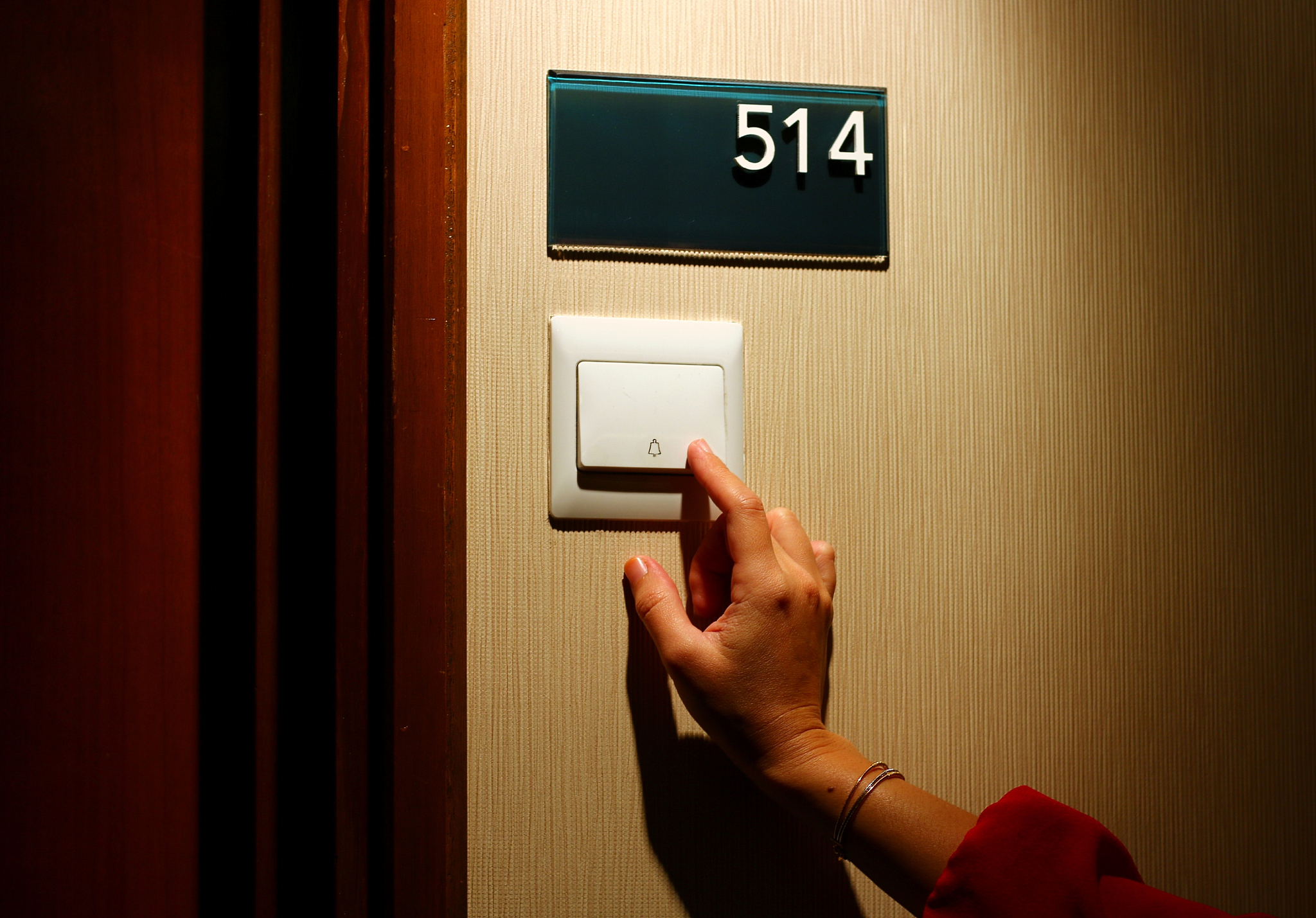 马来西亚酒店父亲可以带十岁女儿住一个房间吗