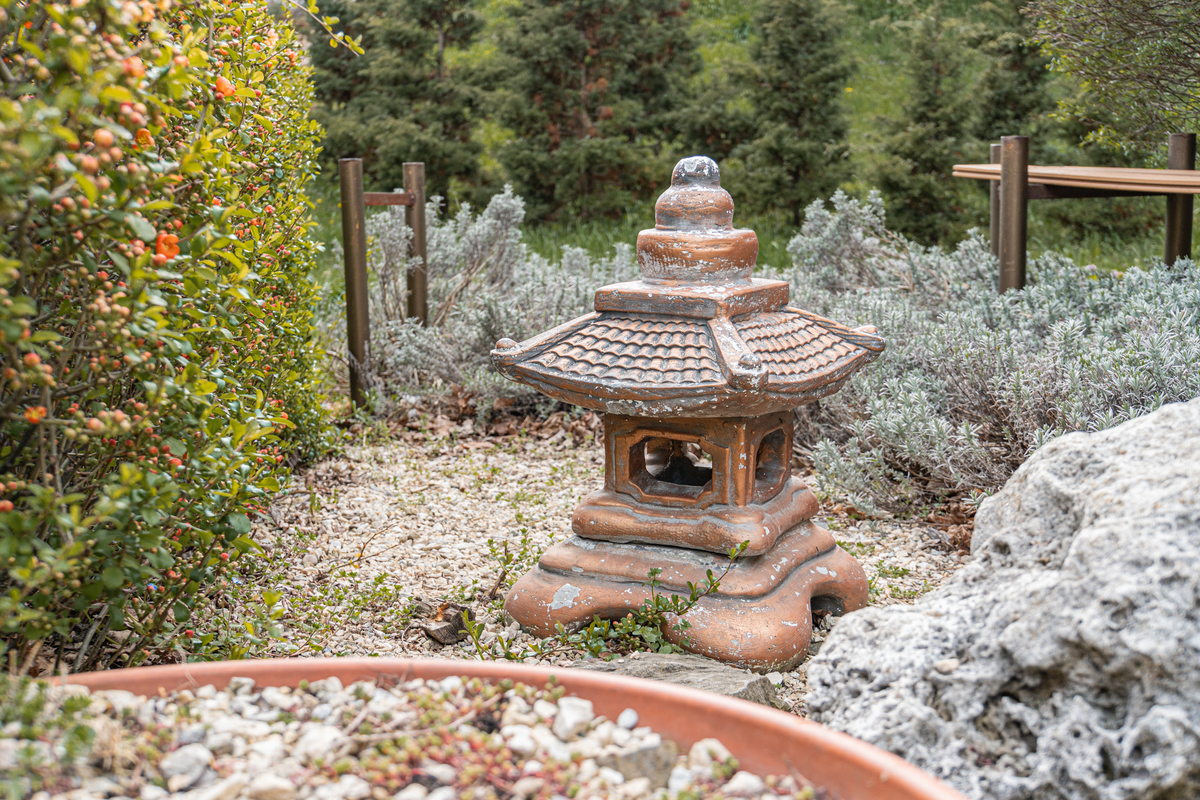 请描写一下一座神社里面有主殿两三个偏殿后院院里还有石碑石灯笼绑着结绳的古树