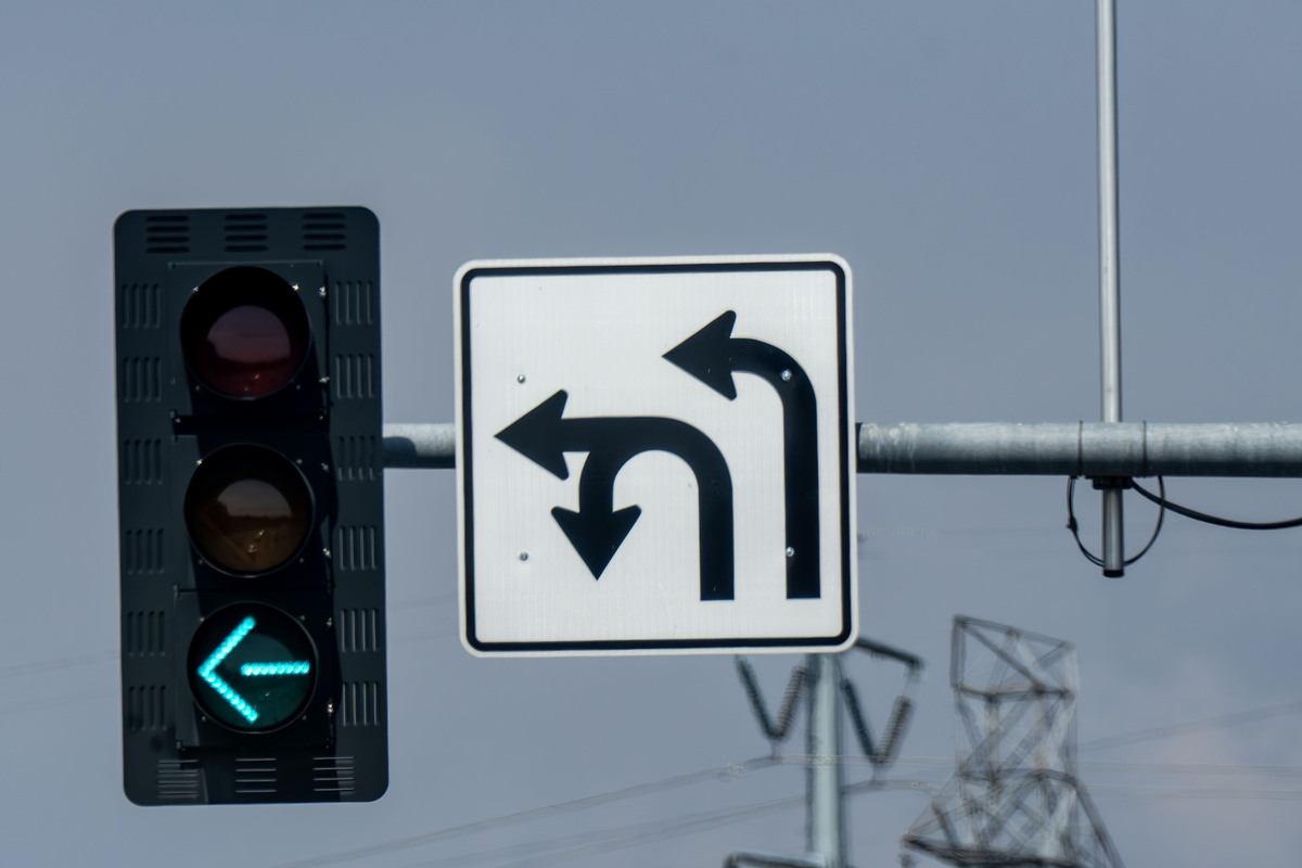 观察者模式：交通信号灯与汽车的联动