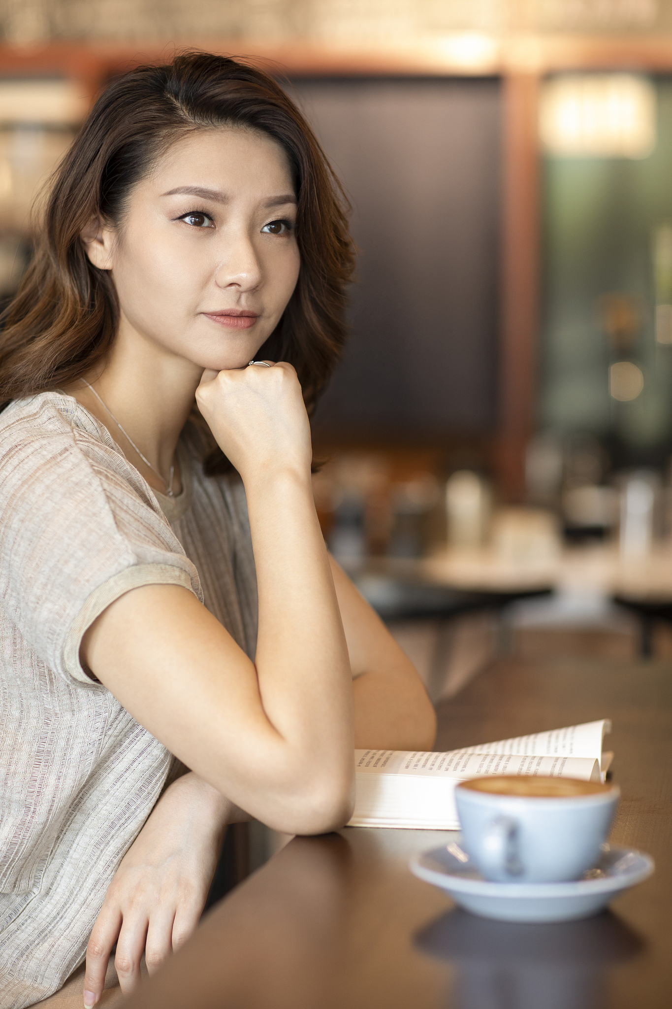 优雅女士在咖啡店喝咖啡