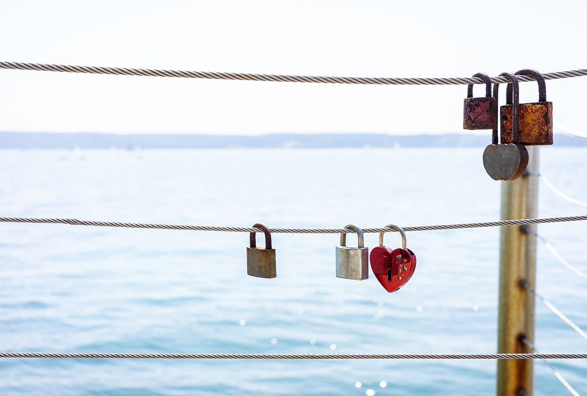 雯 组成的五字词表达爱情