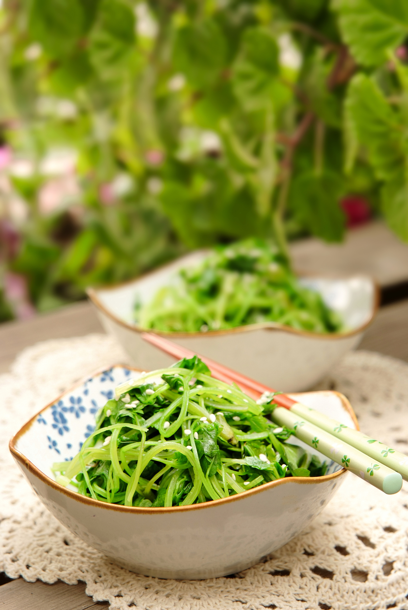 鸡毛菜有哪些家常做法1 鸡毛菜炒蛋：将鸡毛菜洗净切段打入鸡蛋液放入热锅翻炒加盐、味精调味即可。2 鸡毛菜炒肉片：将肉片和鸡毛菜分别快炒至熟然后混合在一起加入葱姜蒜、盐、味精等调料再翻炒均匀即可。3 鸡毛菜汤：将鸡毛菜洗净切成小段加水煮开放入肉类猪肉、牛肉、鸡胸肉等再加入葱姜等调料焯去浮沫后改小火煮约1小时最后加盐调味即可。4 鸡毛菜拌豆腐：将豆腐切成小块和快熟的鸡毛菜一同拌入调味料葱姜末、酱油、醋