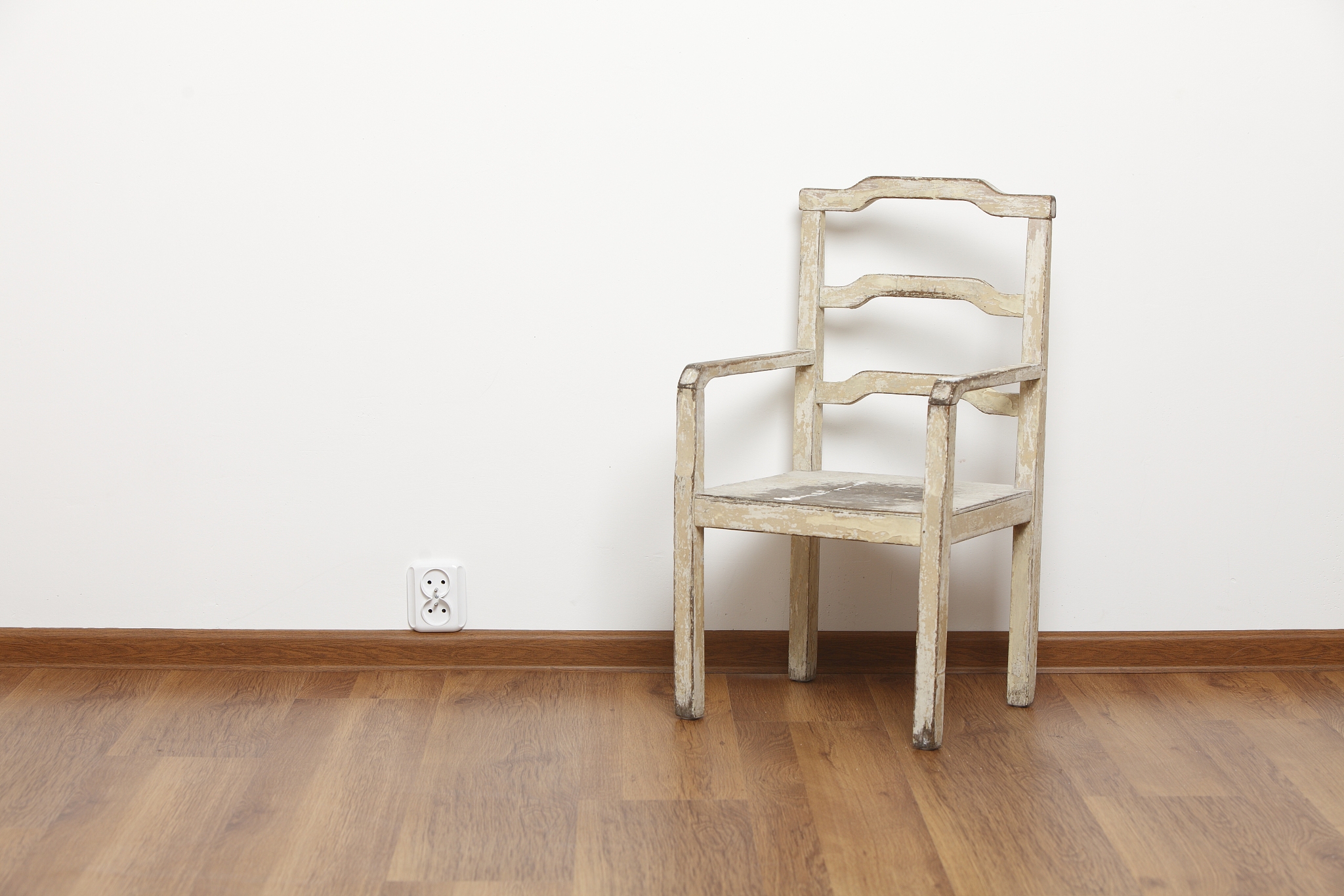 old chair by the wall xxxl