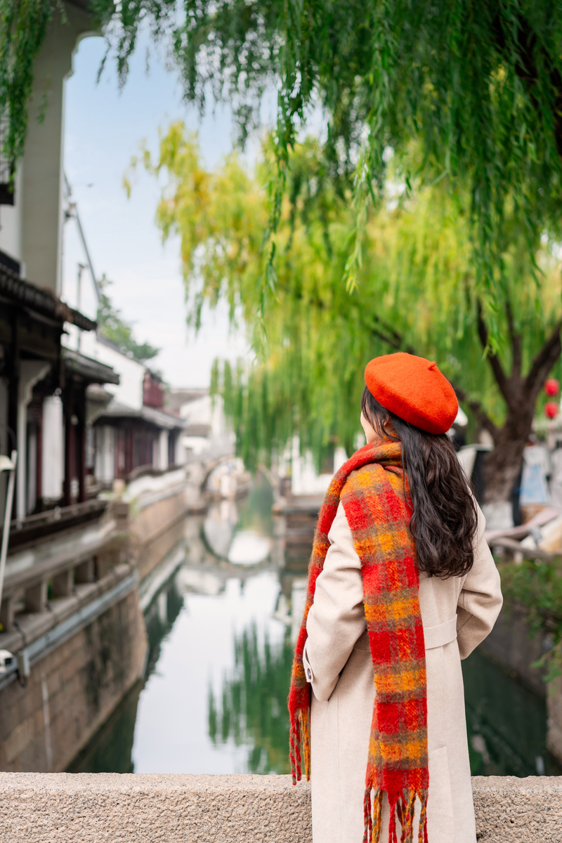年轻的女游客在中国著名的历史街区和运河区苏州平江