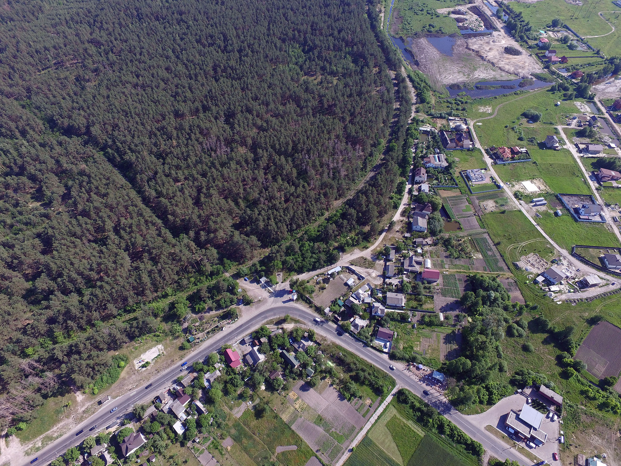 帮我撰写一篇关于无人机遥感技术与应用的研究报告内容包括发展历史、研究现状、未来的发展趋势等内容字数要求四千字以上。