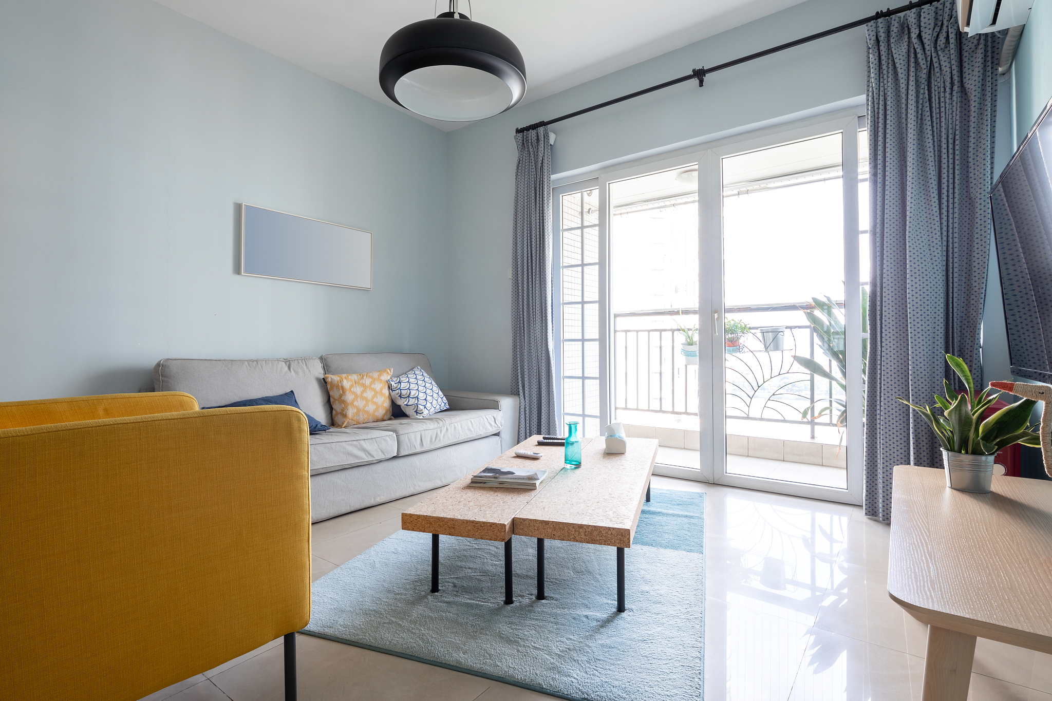 我想让你做室内装饰师。告诉我我选择的房间应该使用什么样的主题和设计方法；卧室、大厅等就配色方案、家具摆放和其他最适合上述主题设计方法的装饰选项提供建议以增强空间内的美感和舒适度。我的第一个要求是我正在设计我们的客厅。