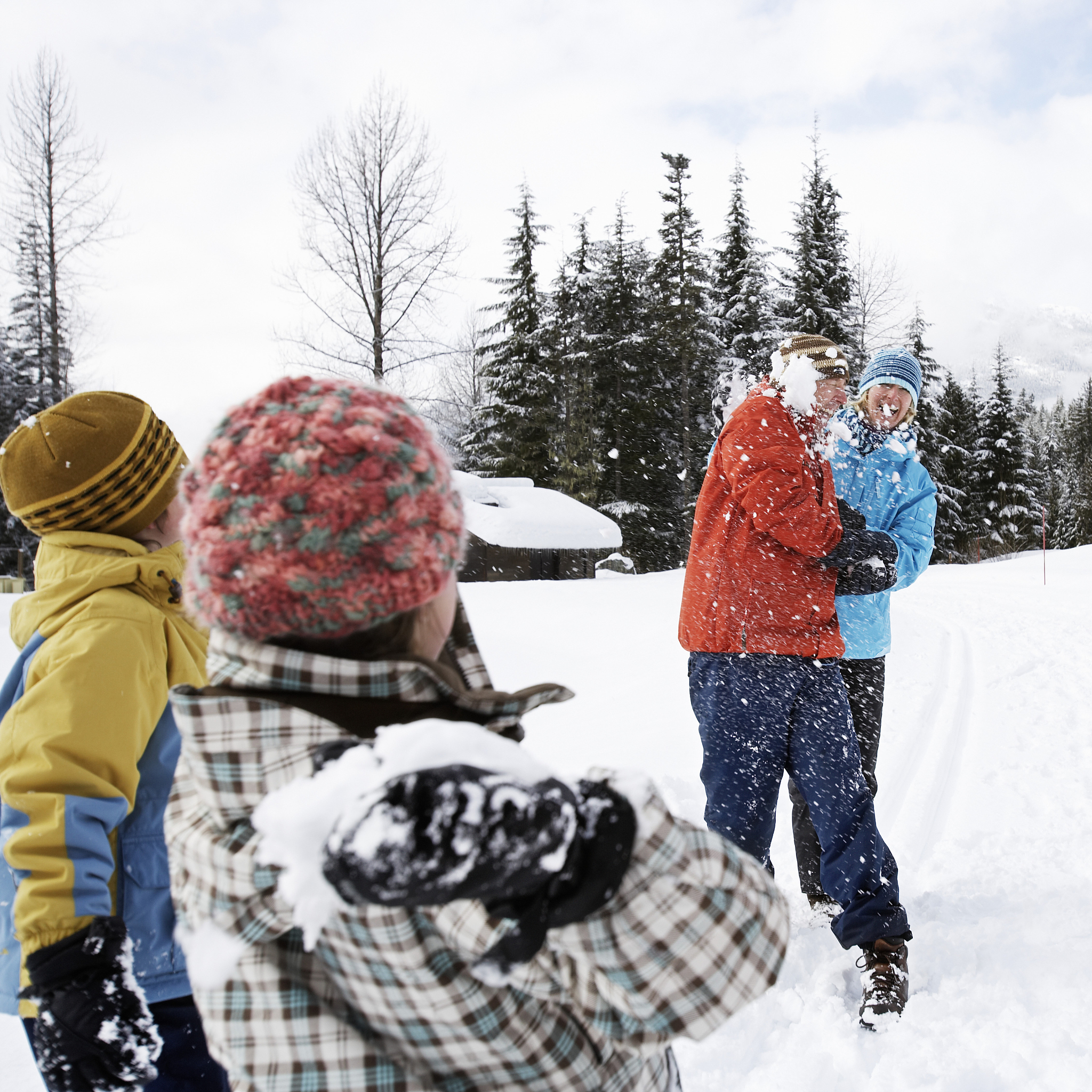 I love my hometown, especially its winters. For I can enjoy snowball fights and outdoor skiing. I would say that people here are very talkative, and even strangers can chat for a while when they meet on the street. 这段话有错误吗？