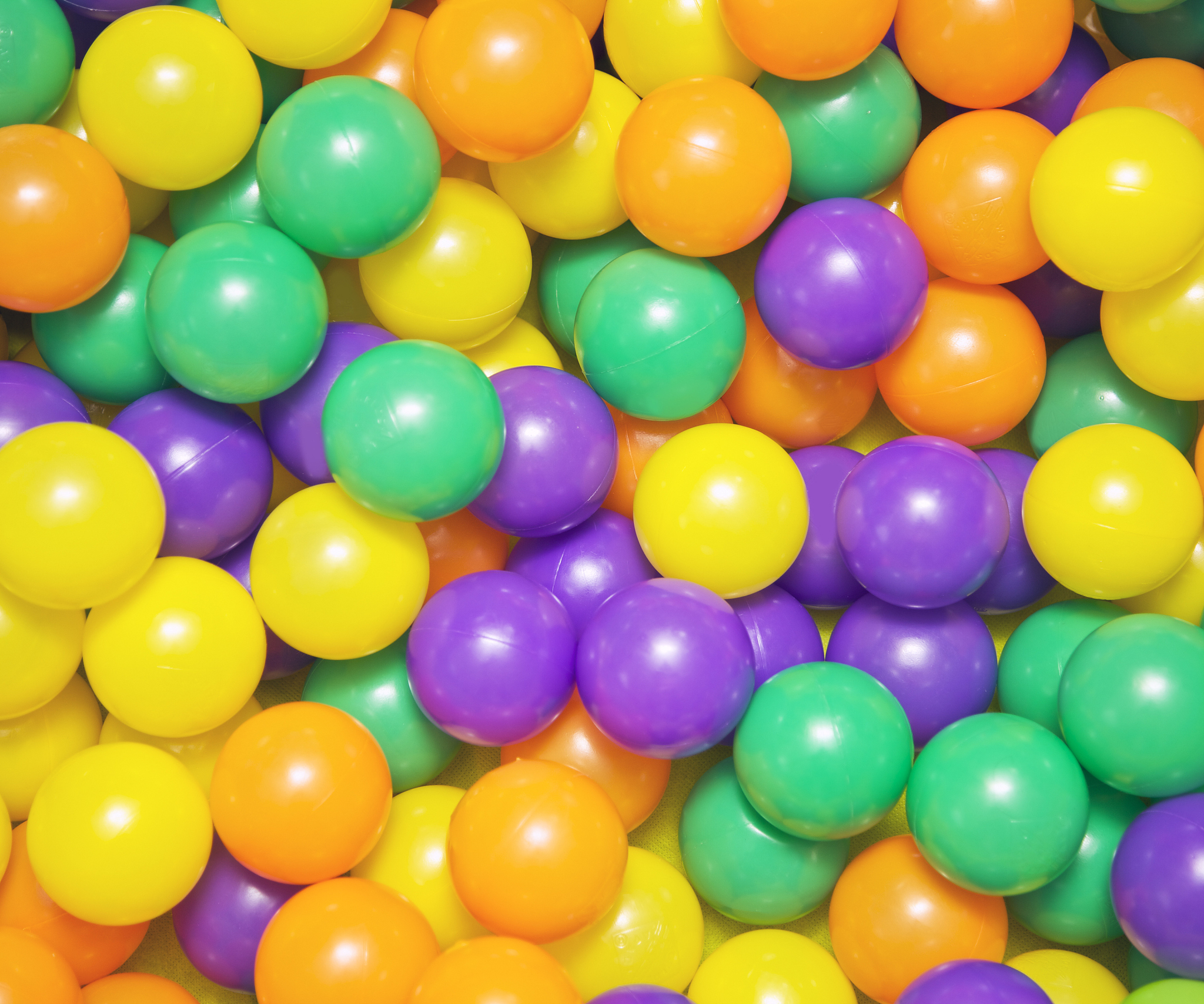 经济史学家请你说出1990年-2000年美国的经济发展情况对应的财政和货币政策是什么样的互联网的发展情况如何？