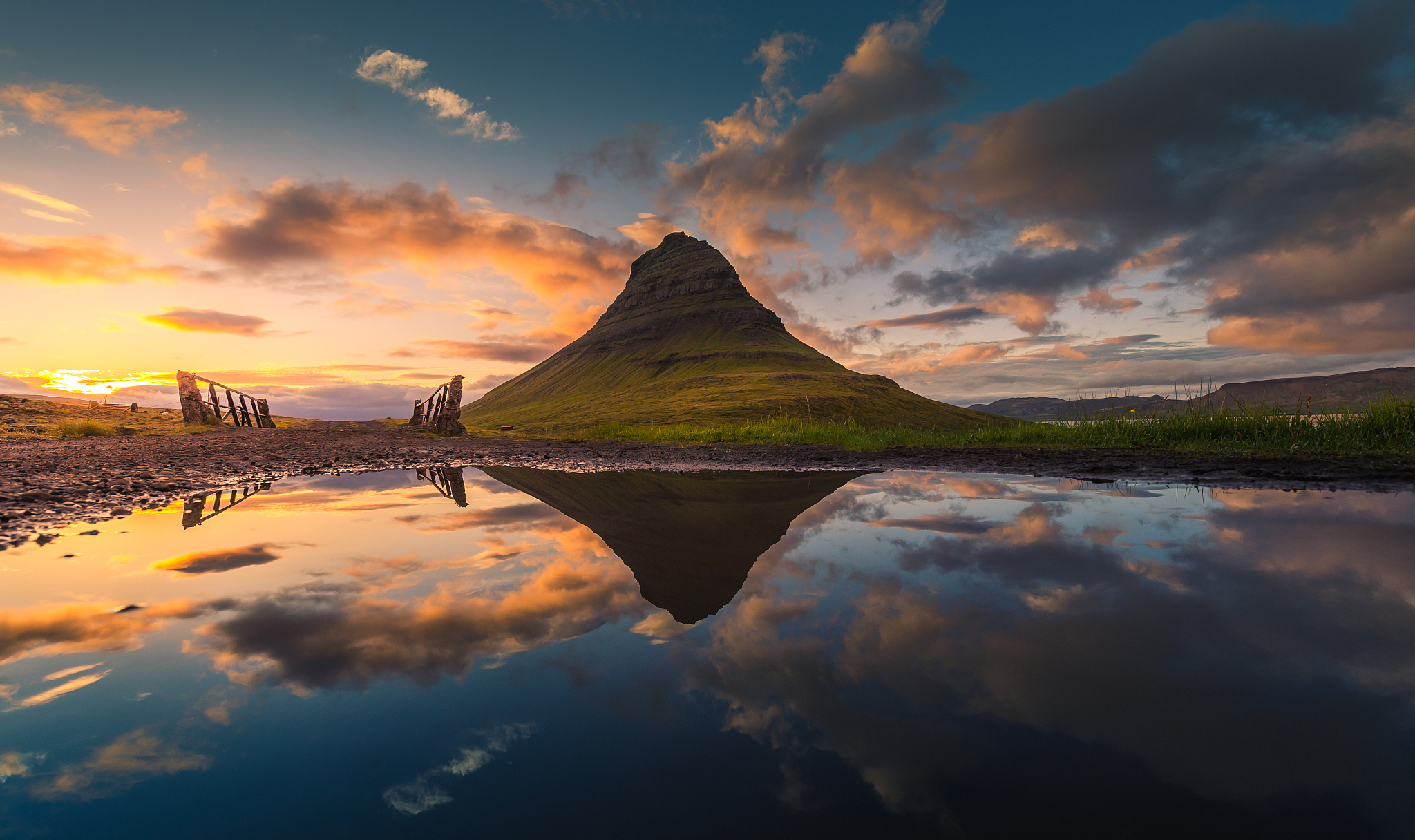 midnight sun at kirkjufell with reflection
