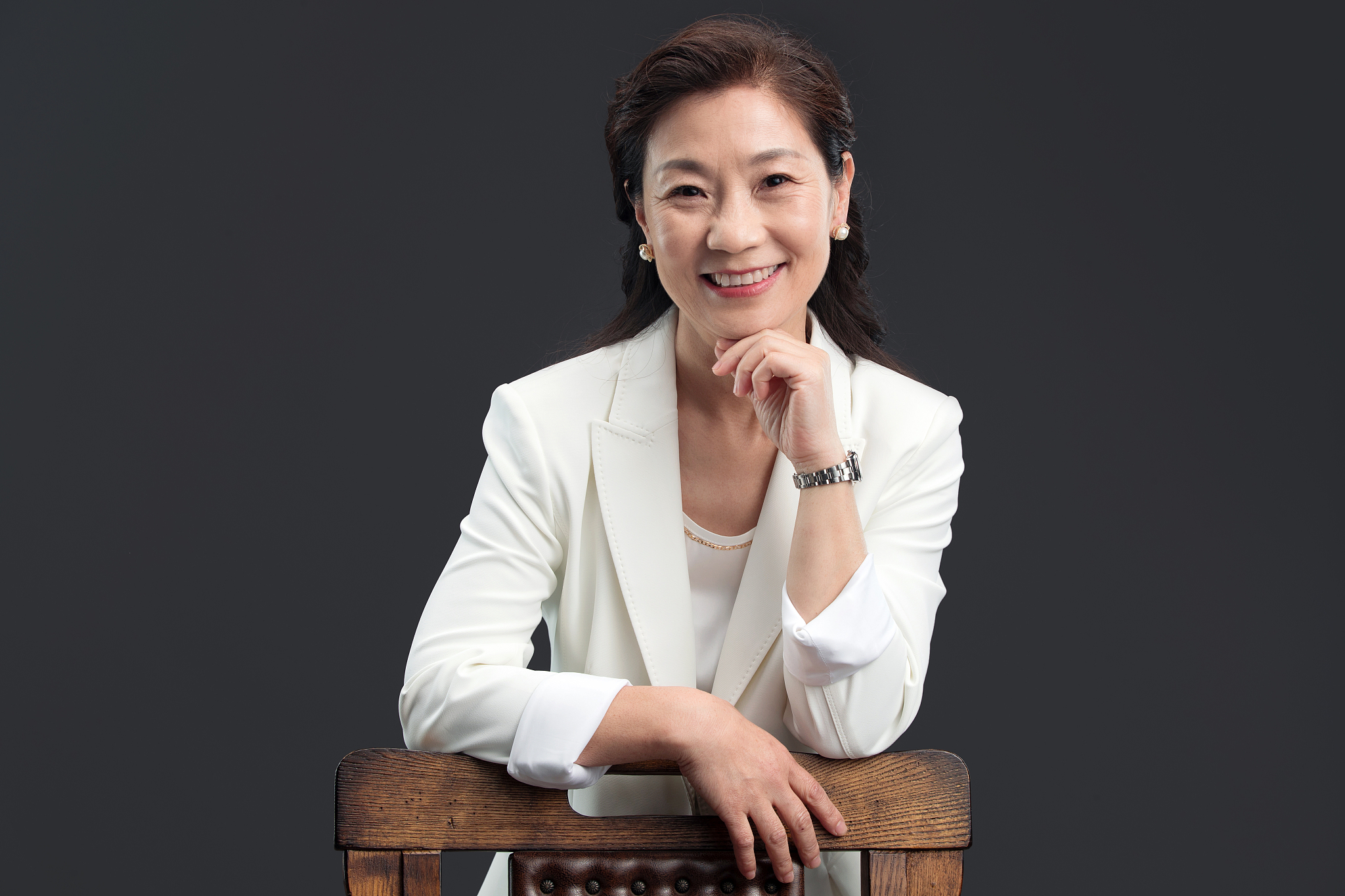 手搭在椅背上的优雅商务女士