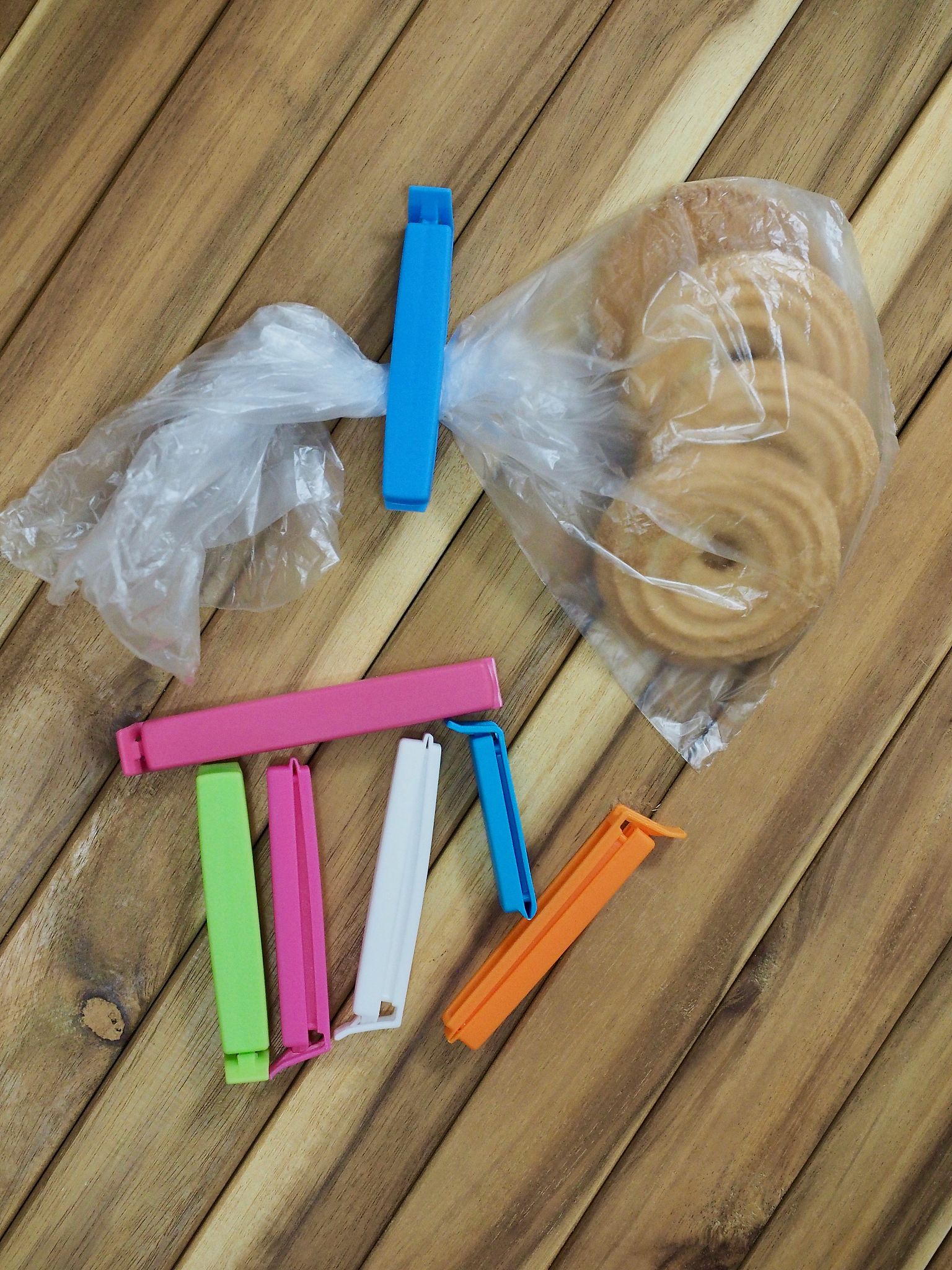 像这种卡扣类的小发明不涉及那种机械发明化工类那种就一个大学生的发明计划也可以非常有创意和实用性。例如一款名为EasyLock的小型卡扣可以轻松地固定和解除各种物品如鞋带、手提包、行李箱等。它采用了独特的设计利用弹性材料和锁扣结构使其更加牢固和方便使用。这种小发明可以在旅行、户外活动、日常生活中节省时间和精力是一种非常实用的小工具。继续