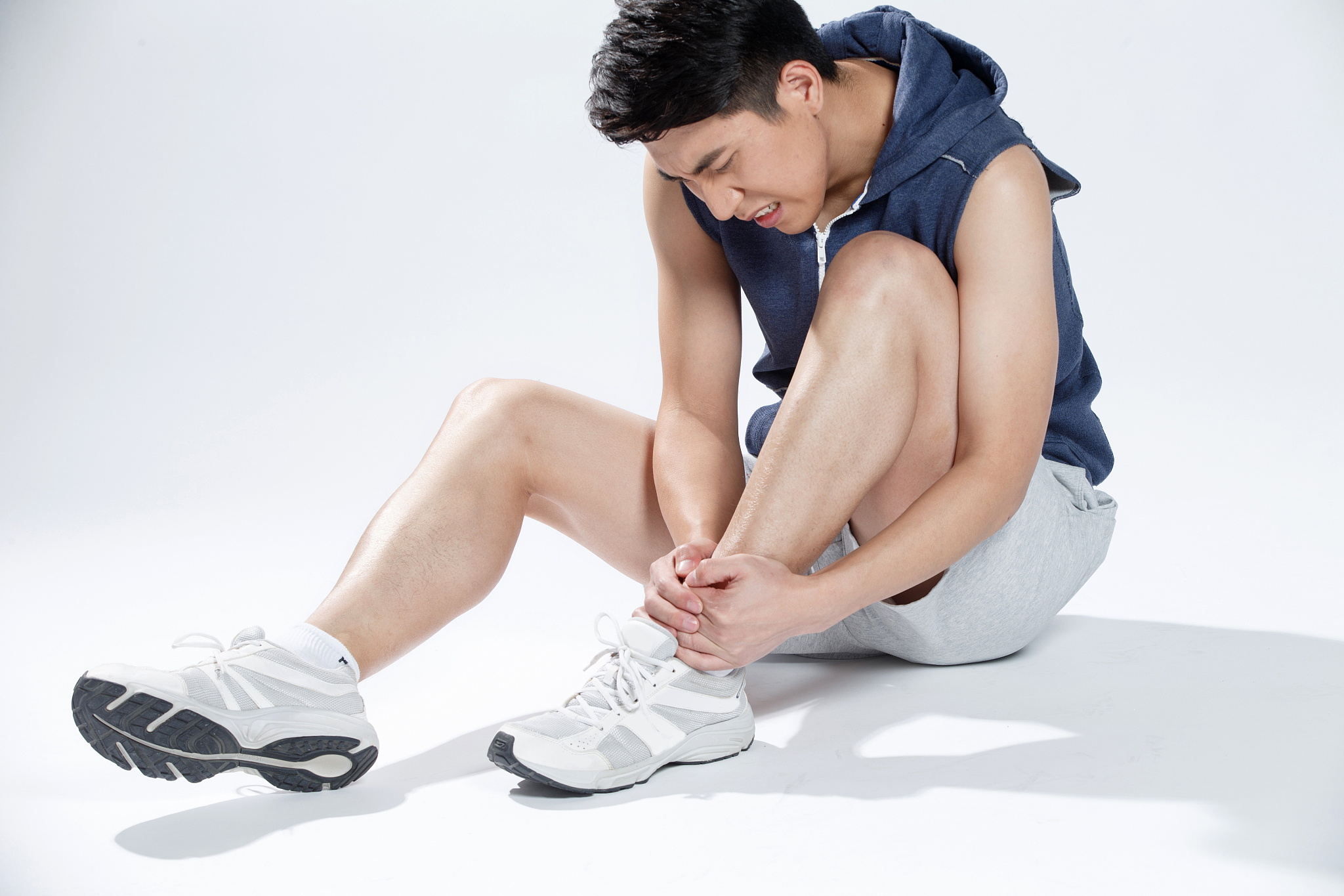 青年男人腿部受伤