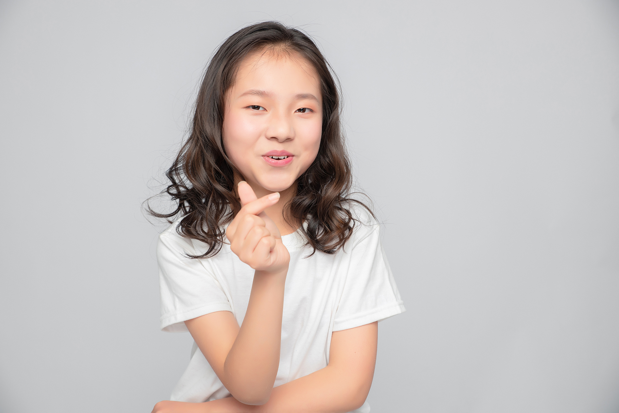 灰色背景里的亚洲小学女生