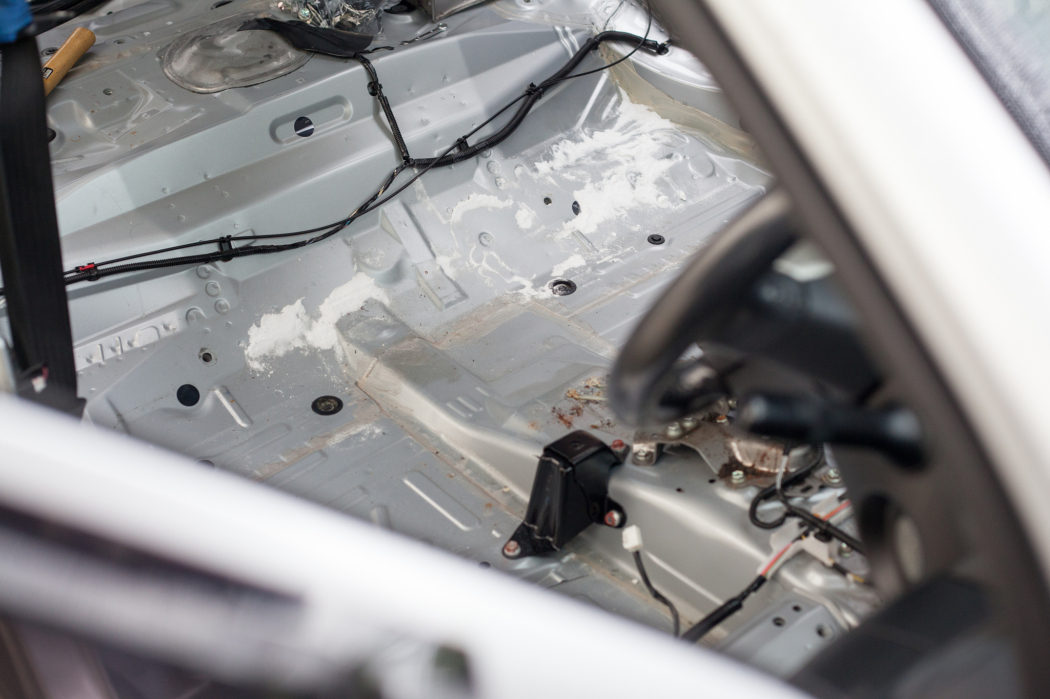 请将下面这段话进行改写并润色虽然现实生活中应用在汽车钣金上的加强筋数量不在少数但如果加强筋的安装位置不合适则会造成金属表面出现开裂等现象这表明对加强筋的研究工作仍然有待加强。