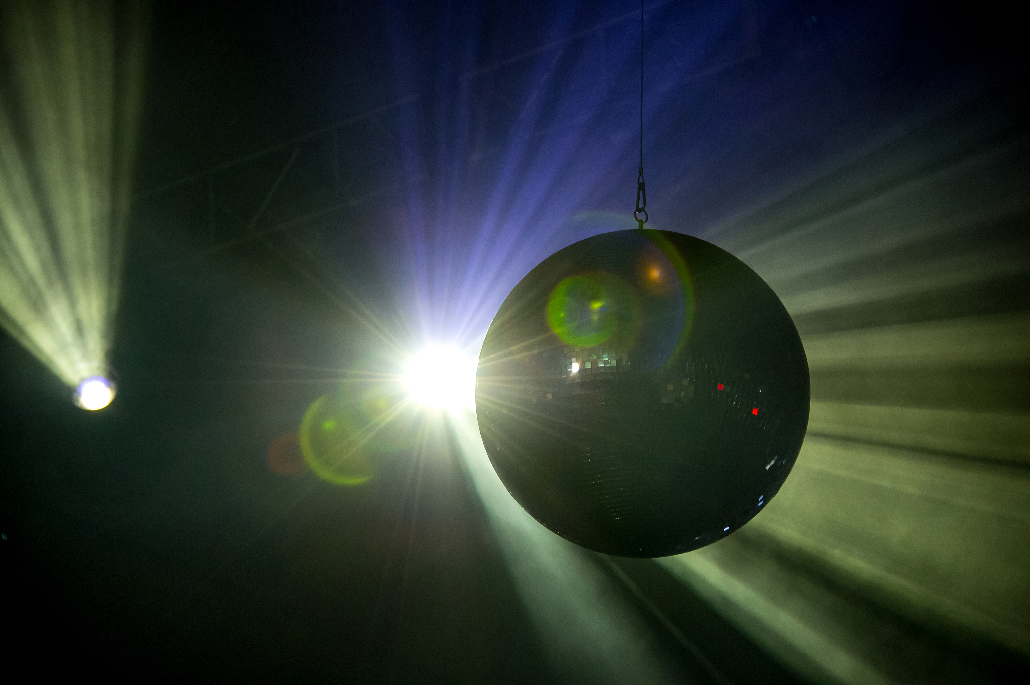 阐述 光源、自然光源、人造光源。人照相时所需光源