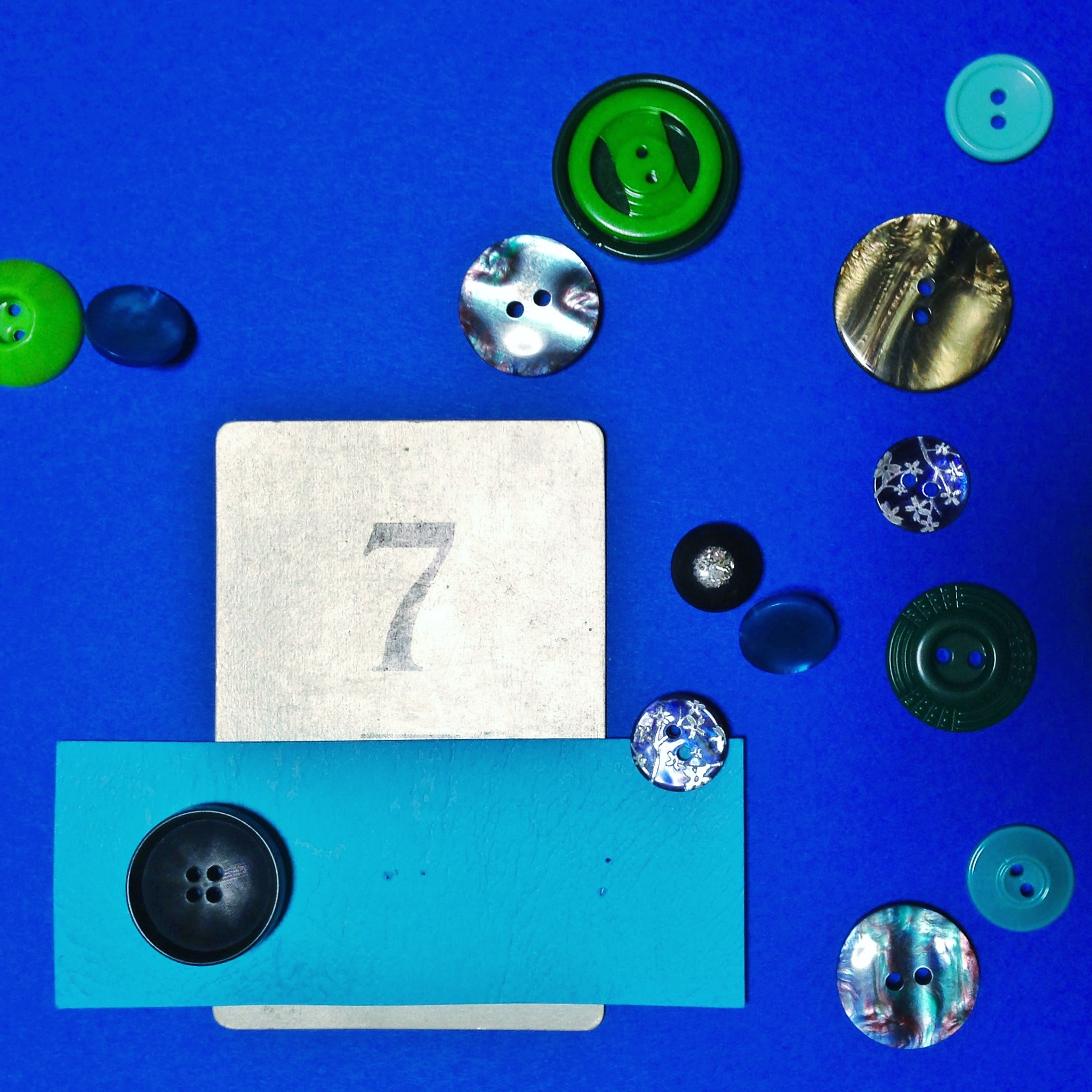 请把下面这段话翻译成日语邮件需要用敬语：关于发蓝这个工艺跟钢铁表面的发蓝工艺基本是一样的但是附着在钢铁表面时信赖性是很好的附着在磁铁表面就不那么好了很薄的一层几乎没法测量厚度一般客户选择发蓝工艺是用来区分磷化没有太高的信赖性要求此外电机作业时一般是泡在绝缘油里所以也不会生锈如果可以的话请告知客户对于发蓝处理的具体信赖性要求