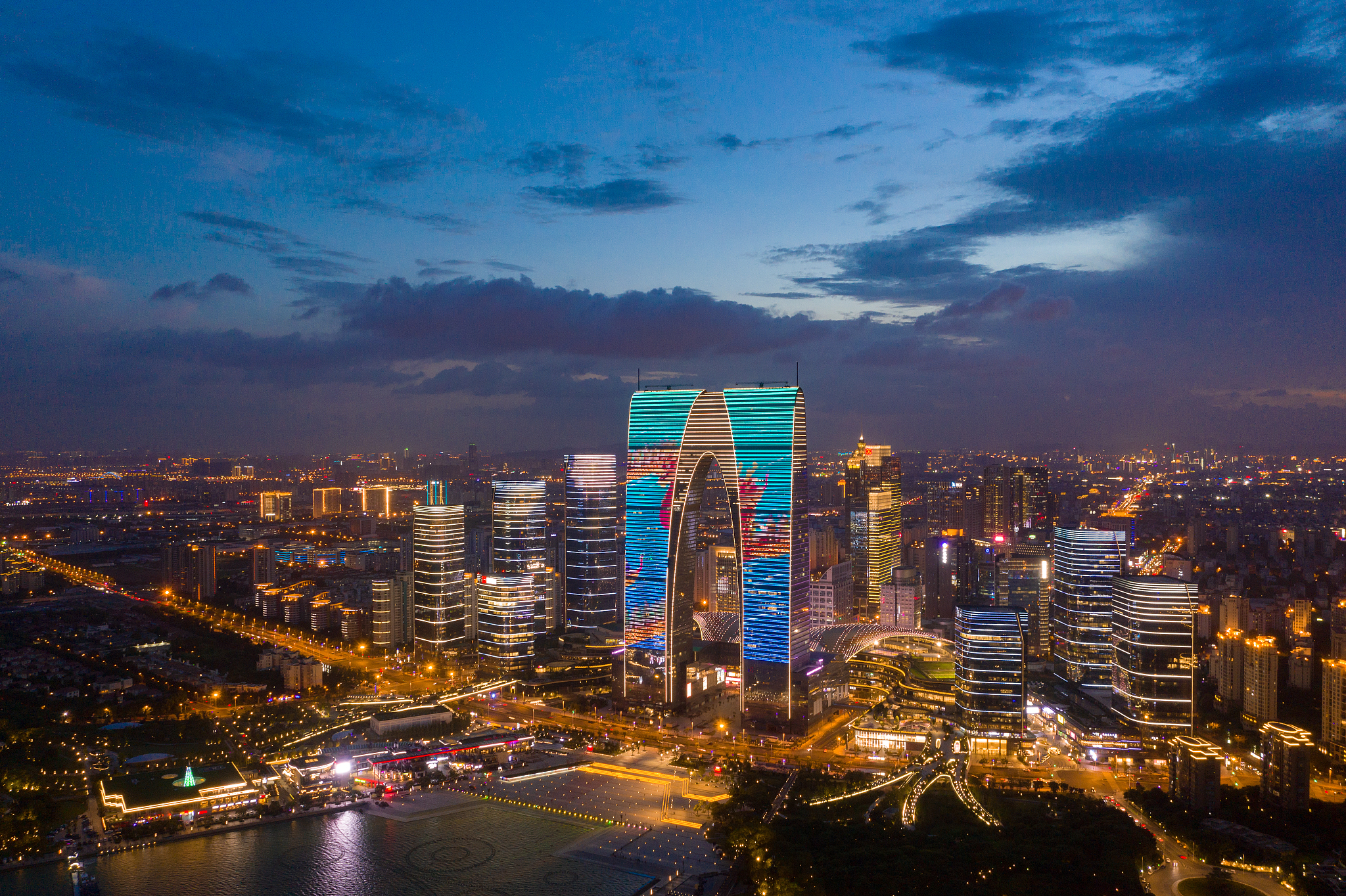 鸟瞰苏州现代滨水城市风光夜景