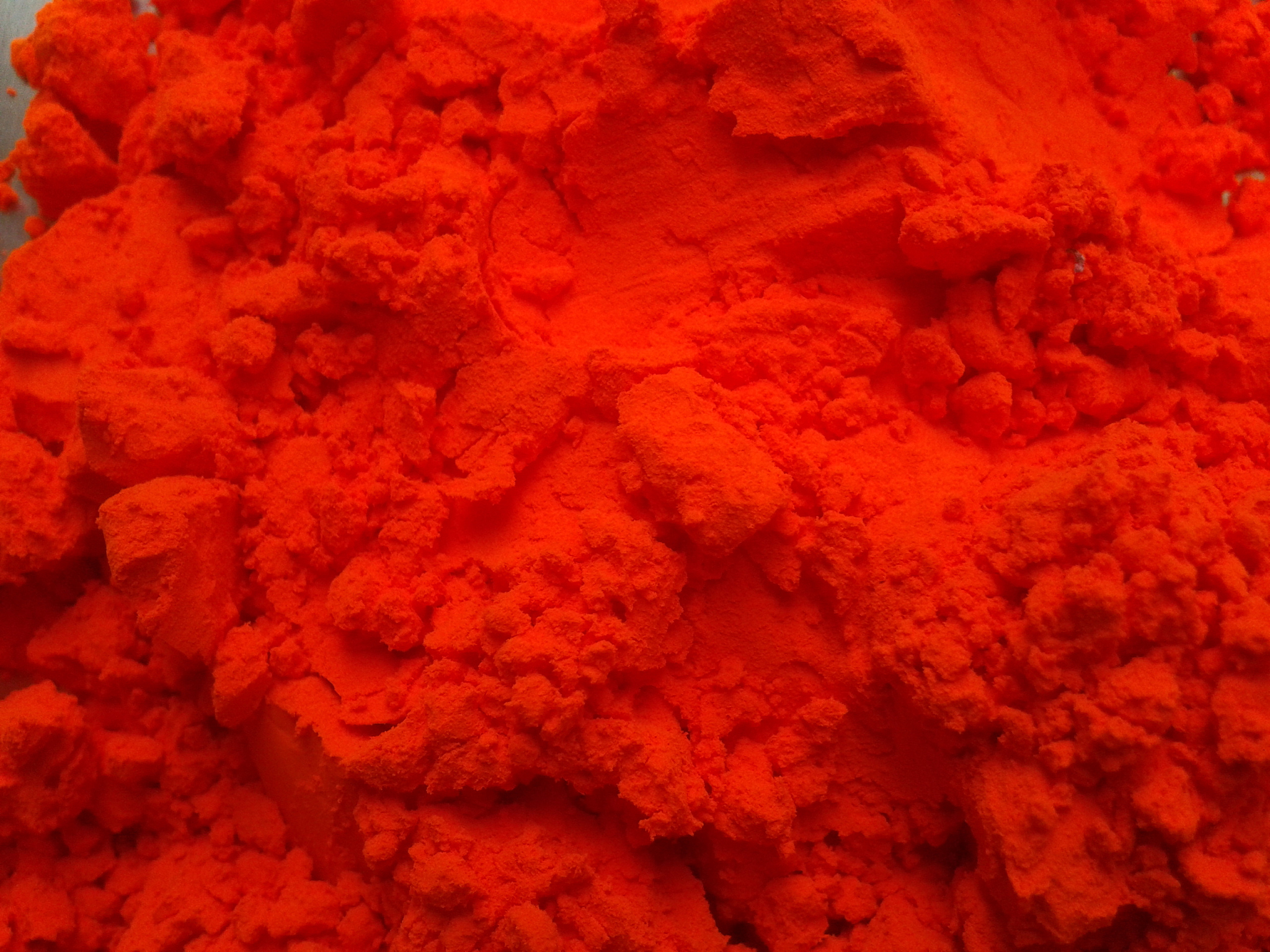 降重说说：热致荧光变色粉末的制备 此处的热致荧光变色粉末的制备以尼罗红为例先称量 10 g 的软脂酸颗粒于试剂瓶内再称量159 mg 的尼罗红粉与软脂酸混合配置浓度为 00005 mmolg的红色热致荧光变色材料加入转子将试剂瓶盖紧后放入恒温加热磁力搅拌器中水浴 75°C恒温加热待软脂酸部分熔融出现透明液体时打开磁力搅拌开关匀速搅拌至试剂瓶中块状物消失等尼罗红充分溶解呈红色澄清溶液后将试剂瓶从水浴