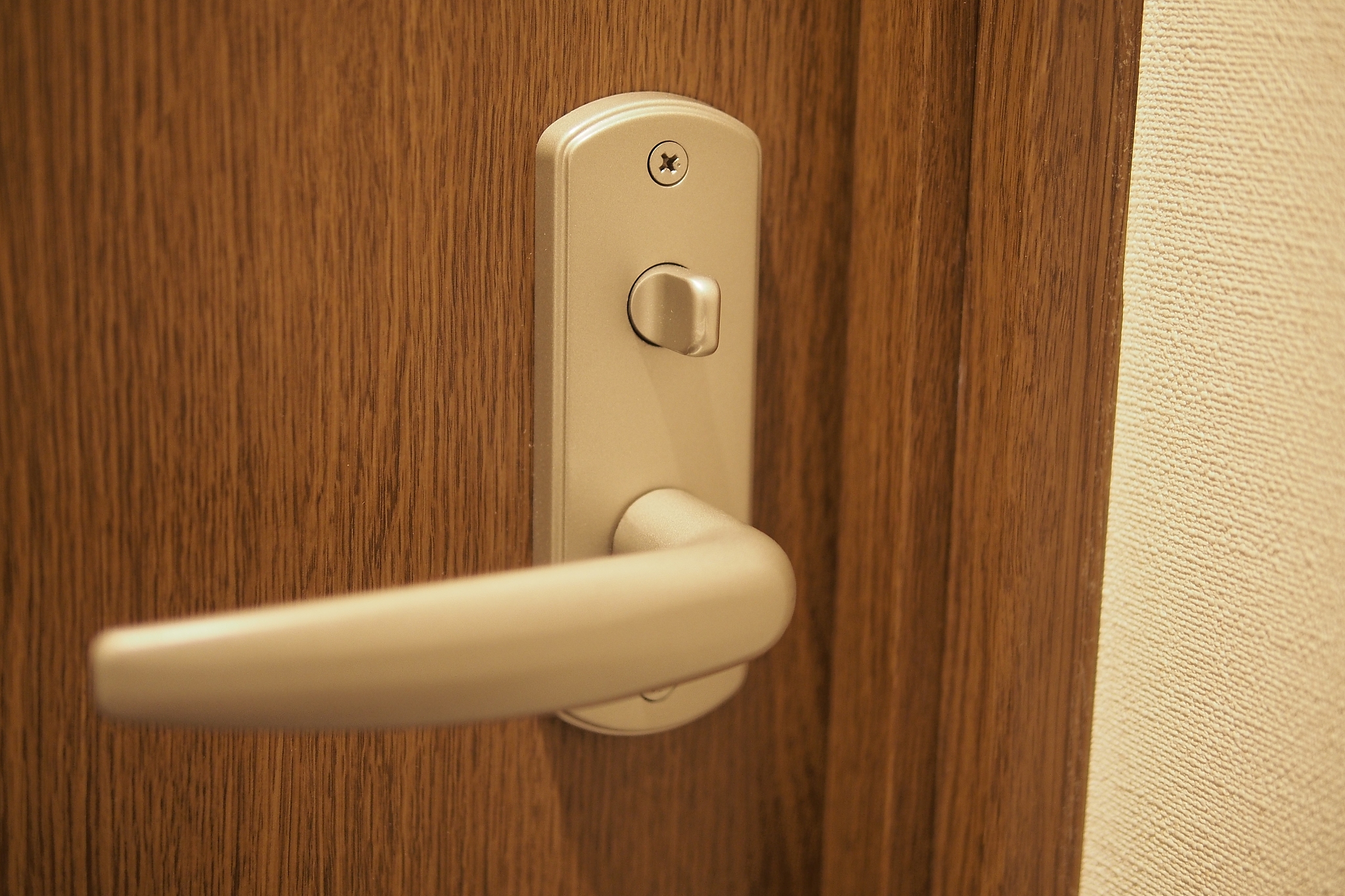 好的门是一抹多米诺骨牌效应。它不仅能满足人们对居家的享受与追求还能够让每一个家庭成员住着舒适、放心、自在。那么什么样的门才算有品质呢？从设计到工艺有哪些标准？我们一起来看看。【1】看外观美观不美观？我们不说。这个门的开启角度、材质、工艺等等都很好看看上去很舒服。【2】看锁芯锁芯是门锁的核心部分之一锁芯决定了门锁的安全性