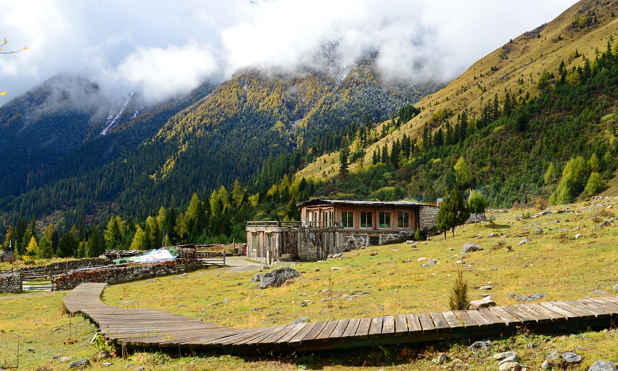 喀纳斯景区旅游功能分区 建议给出例如一心两翼一心四区等这样的分区归纳再分别简要阐述 5000字