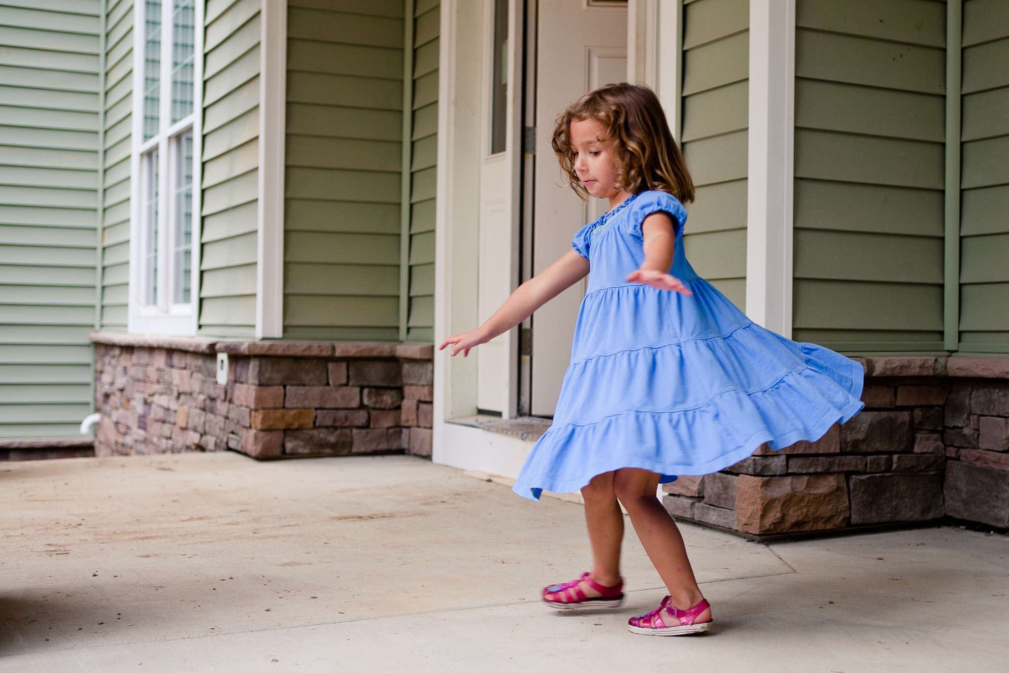 以儿童节为主题编写一篇童装的穿搭推广文案包含标题不少于三百字