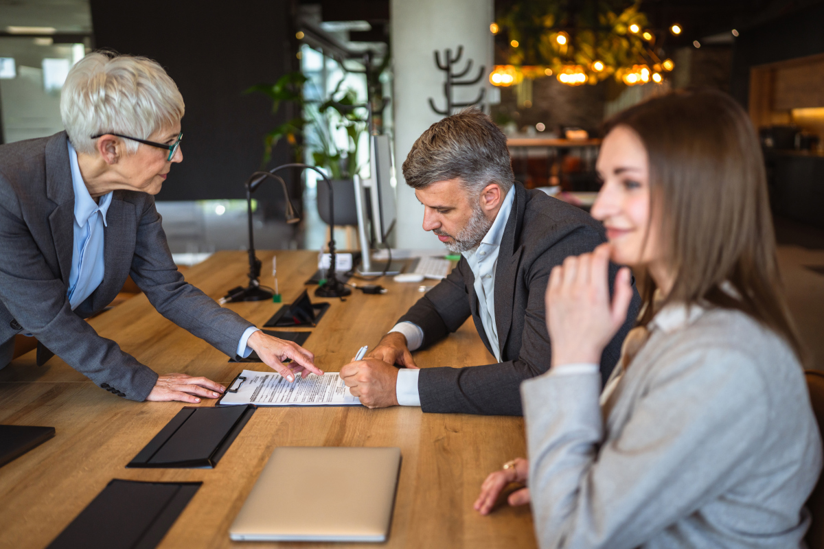 帮我翻译：Contrary to popular myth immigrants do not push Americans out of jobs Immigrants tend to fill jobs that Americans cannot or will not fill mostly at the high and low ends of the skill spectrum Imm