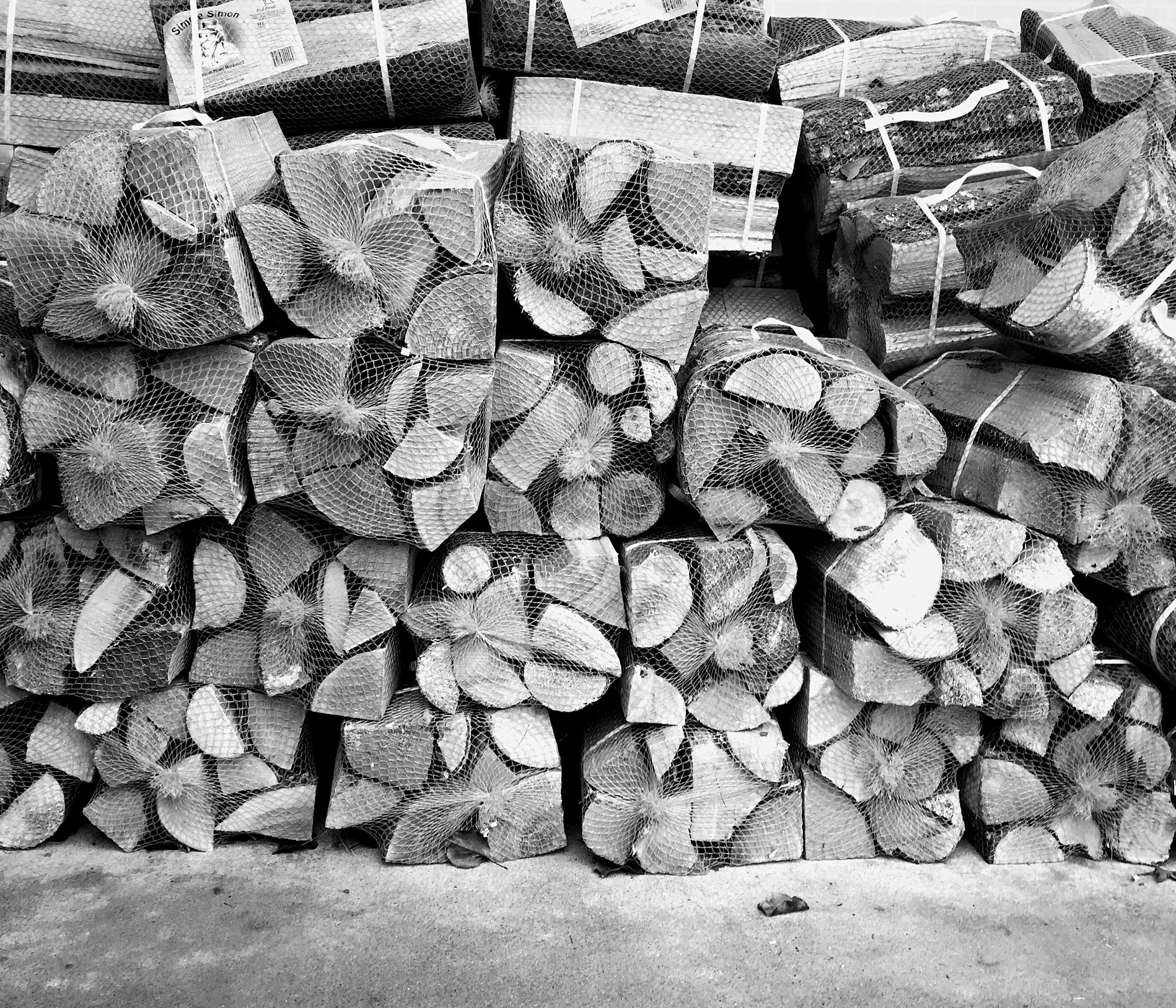 润色这一段话使其更通顺：土壤重金属超标主要是，伴随科技与工业的不断进步，越来越多的重金属被排放在环境中，在土壤中不断地累积，且不易被微生物所降解，从而使土壤中的重金属自然本底含量不断地升高。土壤中的重金属有可能富集在农作物中，通过食物链进入到人体，在人体中不断地累积，超过限值时，对人体造成损伤。