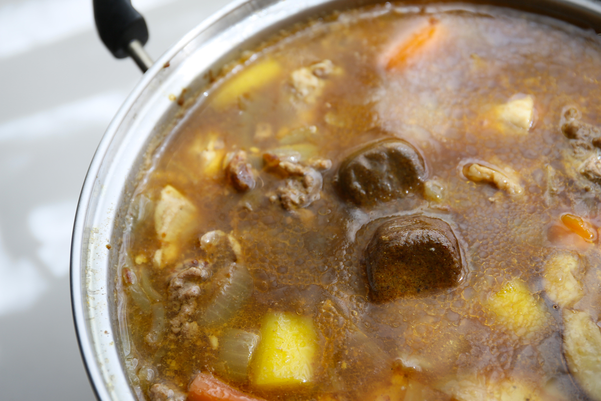 你好用多高的温度多久的时间才可以煮烂牛肉的筋煮烂牛肉的筋需要一定的时间和温度。一般来说使用慢炖锅或高压锅可以更轻松地达到这个效果。在慢炖锅中建议将牛肉和配料放入锅中加入适量水或汤汁然后将温度设定为低温炖煮6-8小时。在高压锅中将牛肉和配料放入锅中加入适量水或汤汁然后将温度设定为高温煮45-60分钟左右即可。注意煮烂牛肉的筋需要时间并且不同的牛肉部位需要不同的时间来炖煮。最好根据具体情况进行调整。如