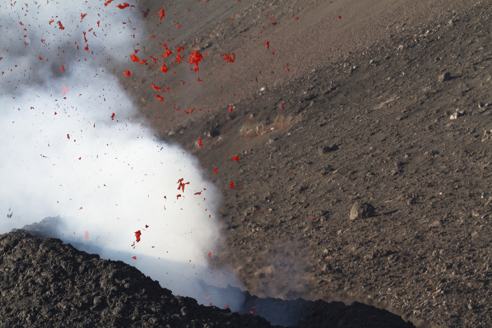 火星的表面有什么特征？火星是太阳系中最容易观察的行星之一，其表面有着许多独特的特征和地貌，你能解释一下火星的表面有什么特征吗？