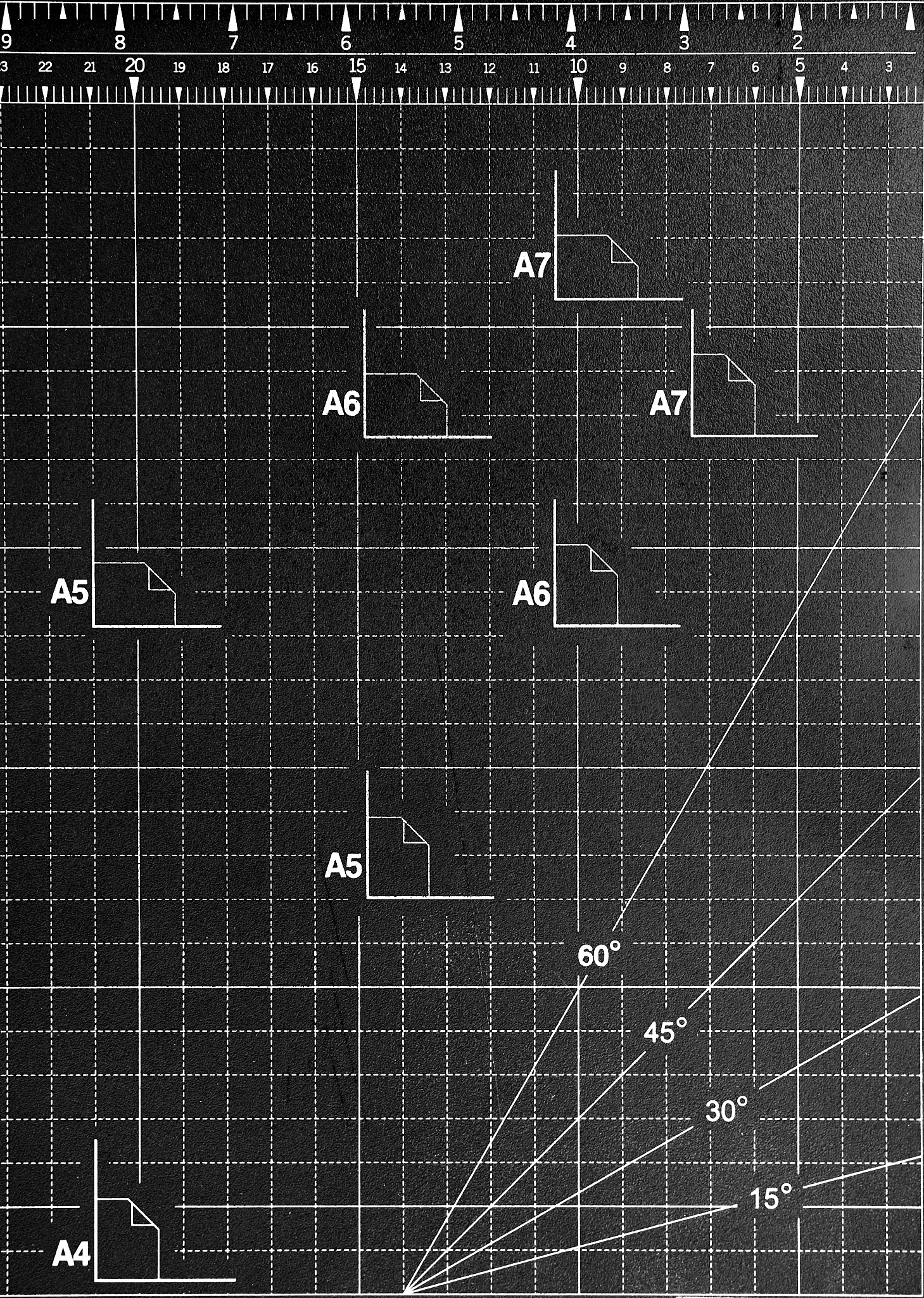在框架梁受到水平荷载和竖向荷载同时作用时剪力沿着梁轴线呈线性变化弯矩通常呈抛物线变化特指竖向分布荷载所以梁的两端往往是最大负弯矩和最大剪力作用的地方。在确定控制截面时除了需要考虑梁的两端还应在跨间选择最大正弯矩的截面作为控制截面。把这句话意思不变换种说法